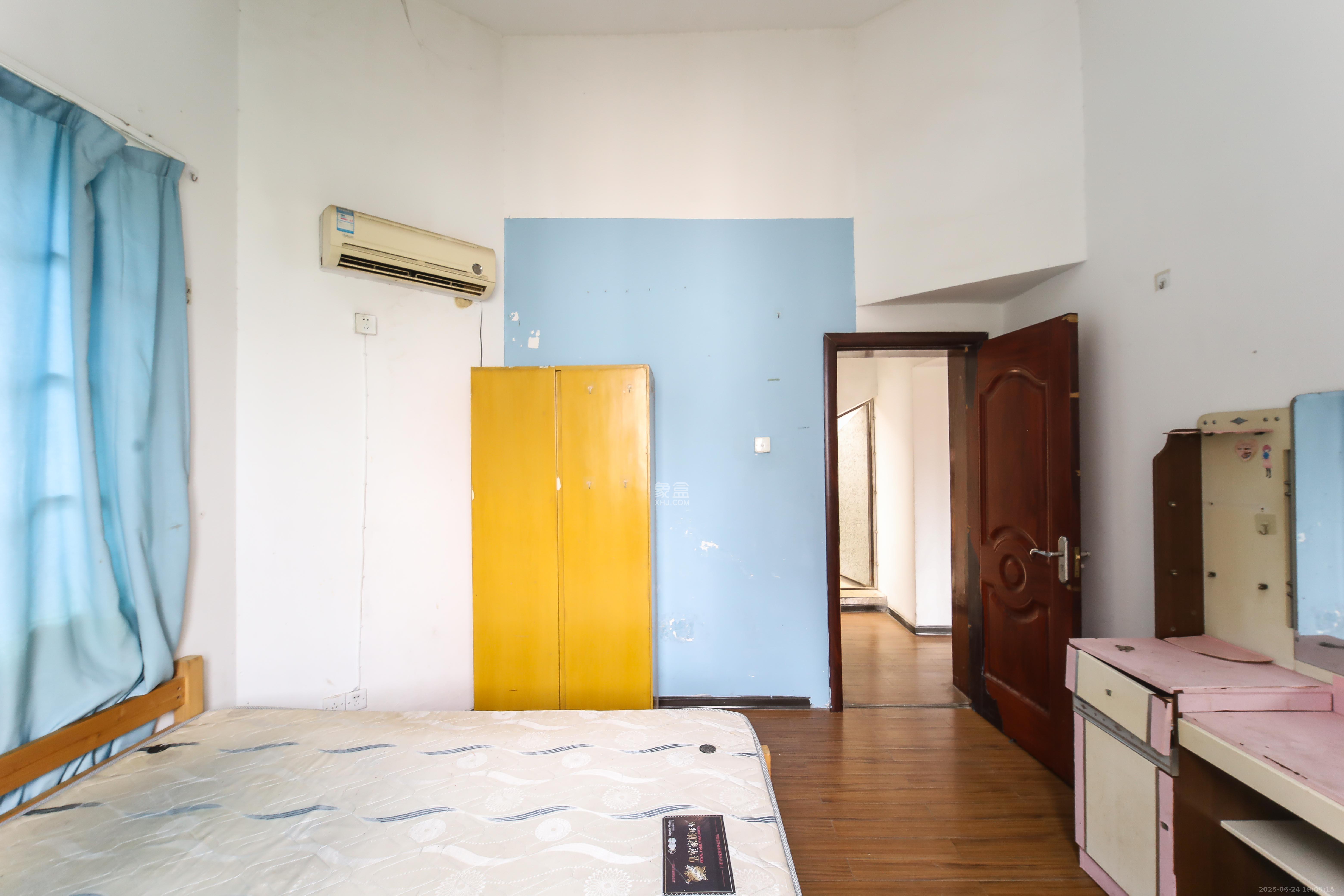 东方新城 5室2厅2卫 80.0万 东方新城 5室2厅2卫 80.0万卧室