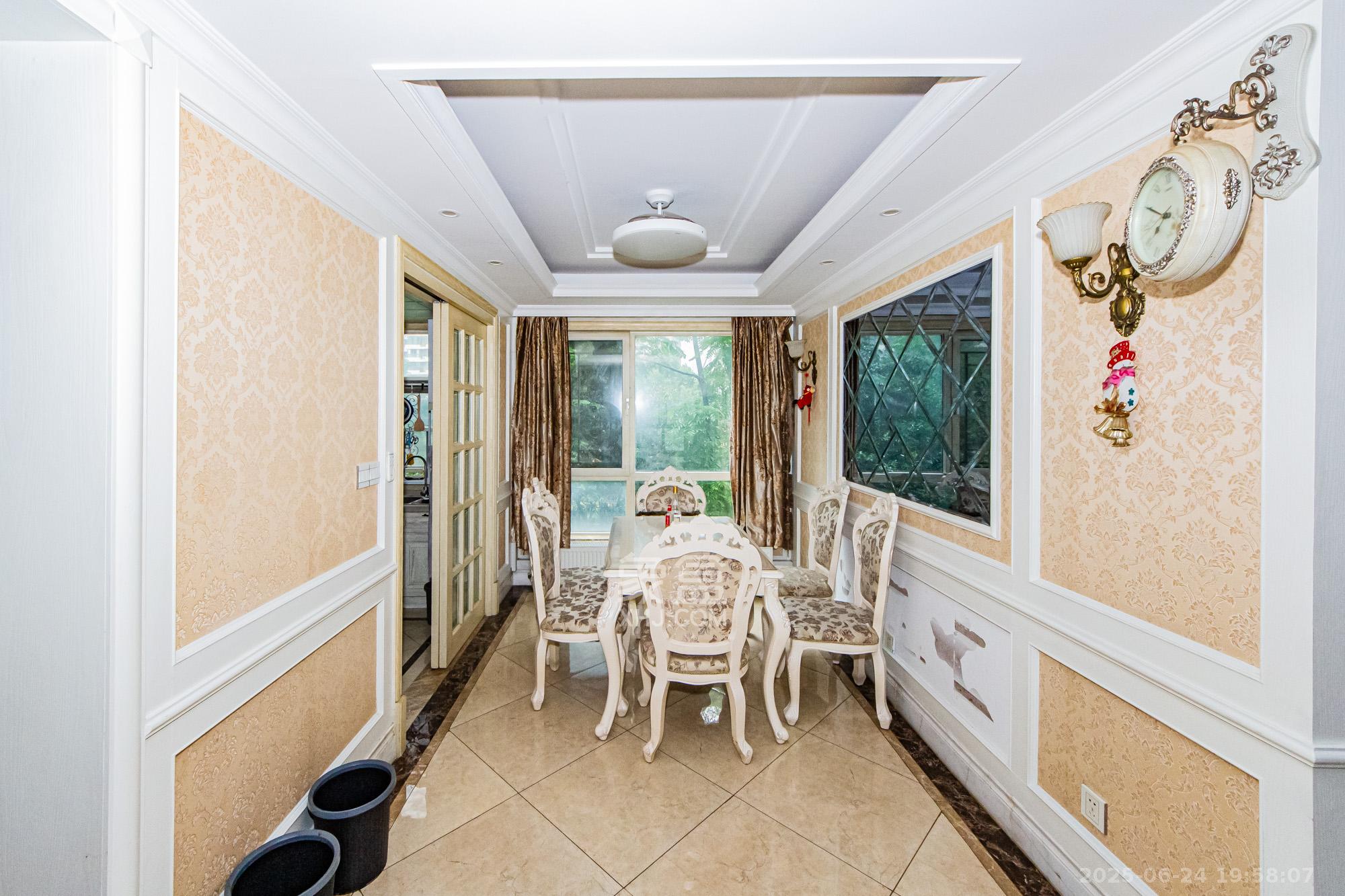 北辰三角洲D3区  4室2厅1卫    160.0万 北辰三角洲D3区  4室2厅1卫    160.0万客厅