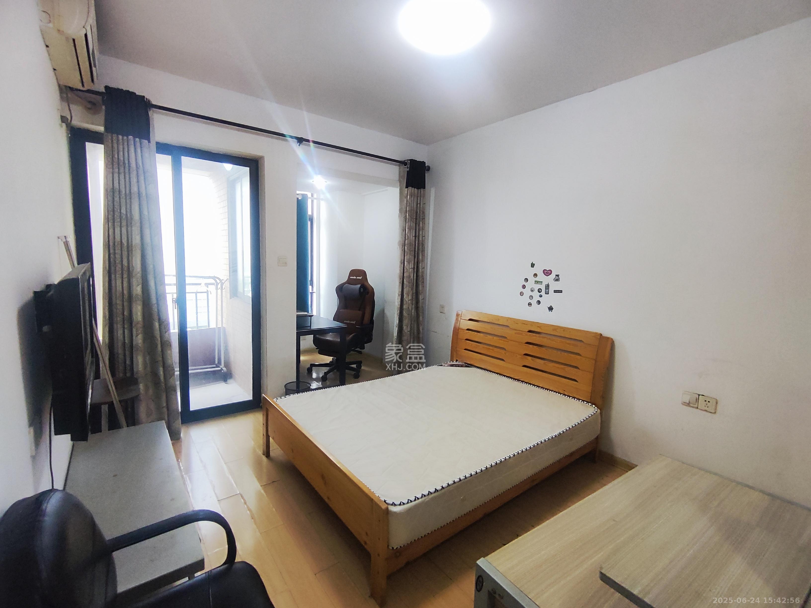 华润凤凰城一期  1室1厅1卫    1580.0元/月 华润凤凰城一期  1室1厅1卫    1580.0元/月室内图