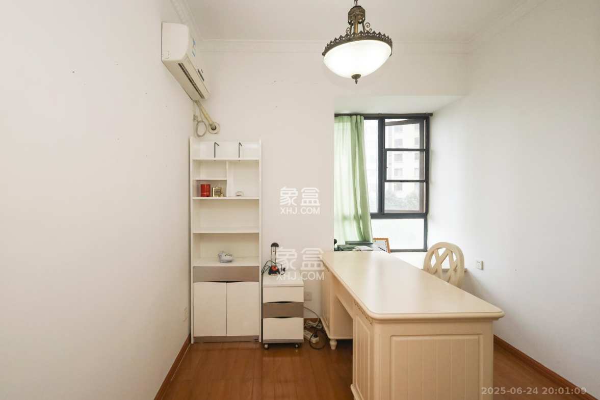 恒鑫山水卿卿  3室2厅2卫    105.0万 恒鑫山水卿卿  3室2厅2卫    105.0万卧室