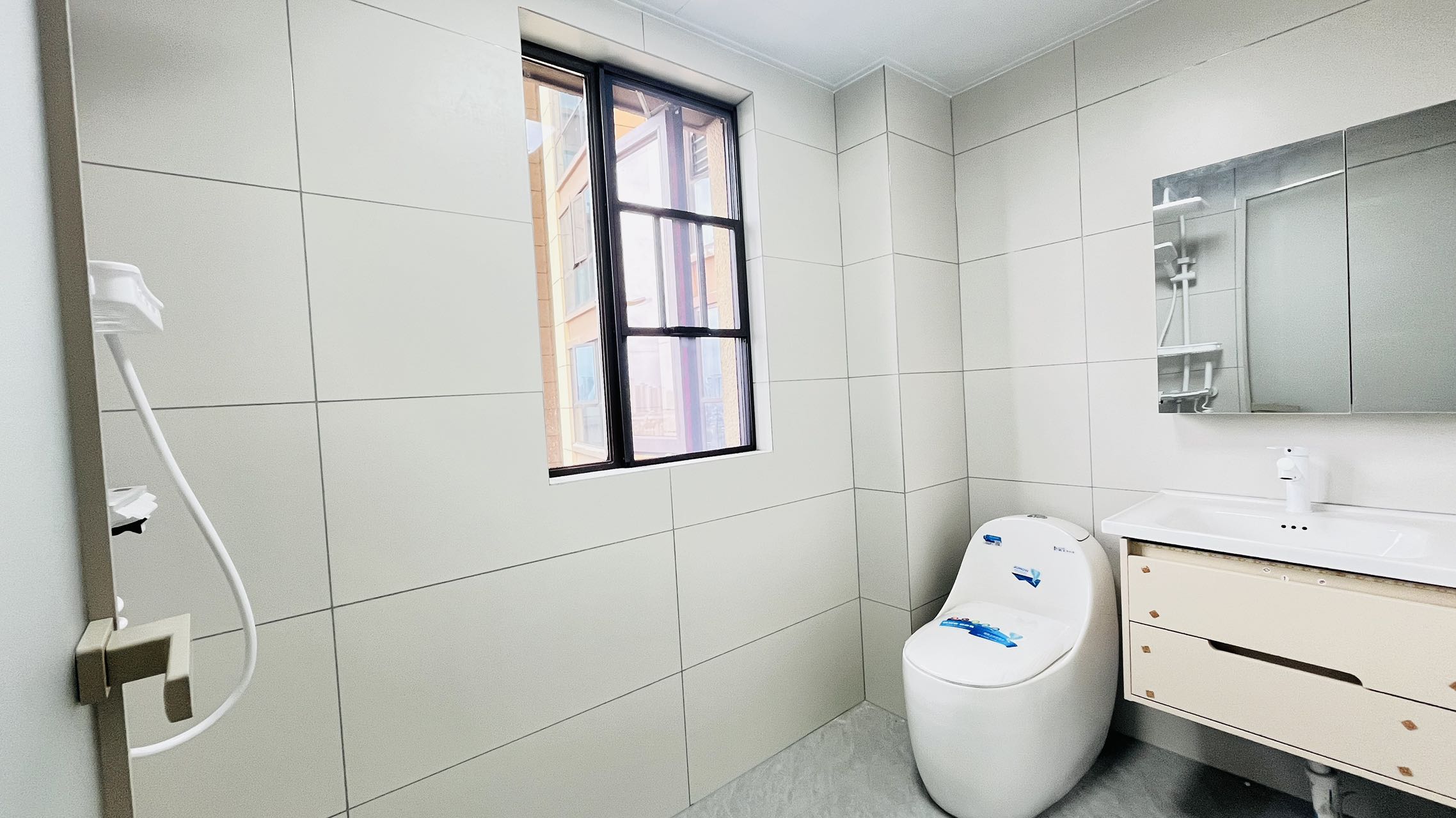 愿景朗悦府  3室2厅2卫   2200.00元/月室内图