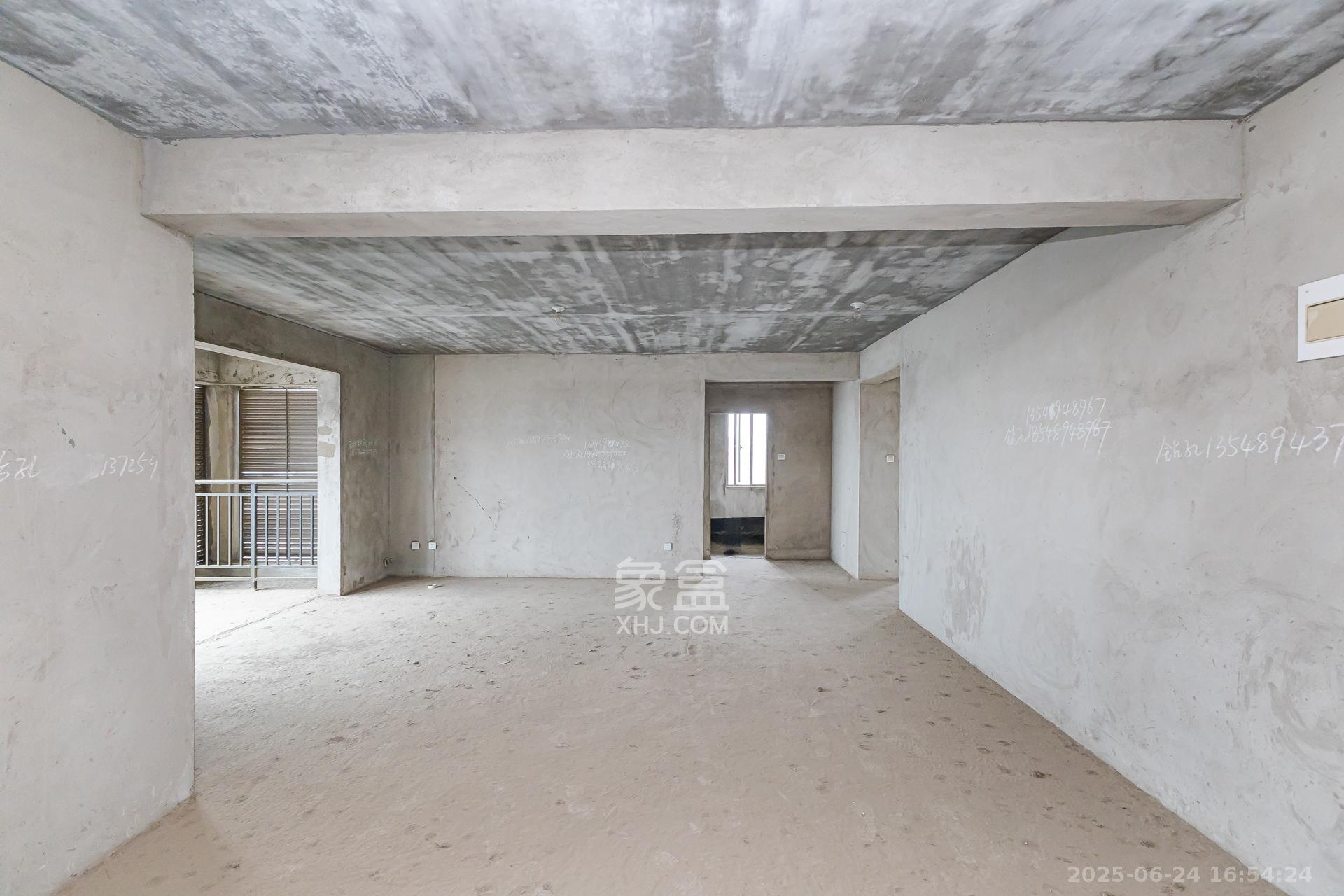 长高圆梦佳苑  4室2厅2卫    118.0万 长高圆梦佳苑  4室2厅2卫    118.0万客厅