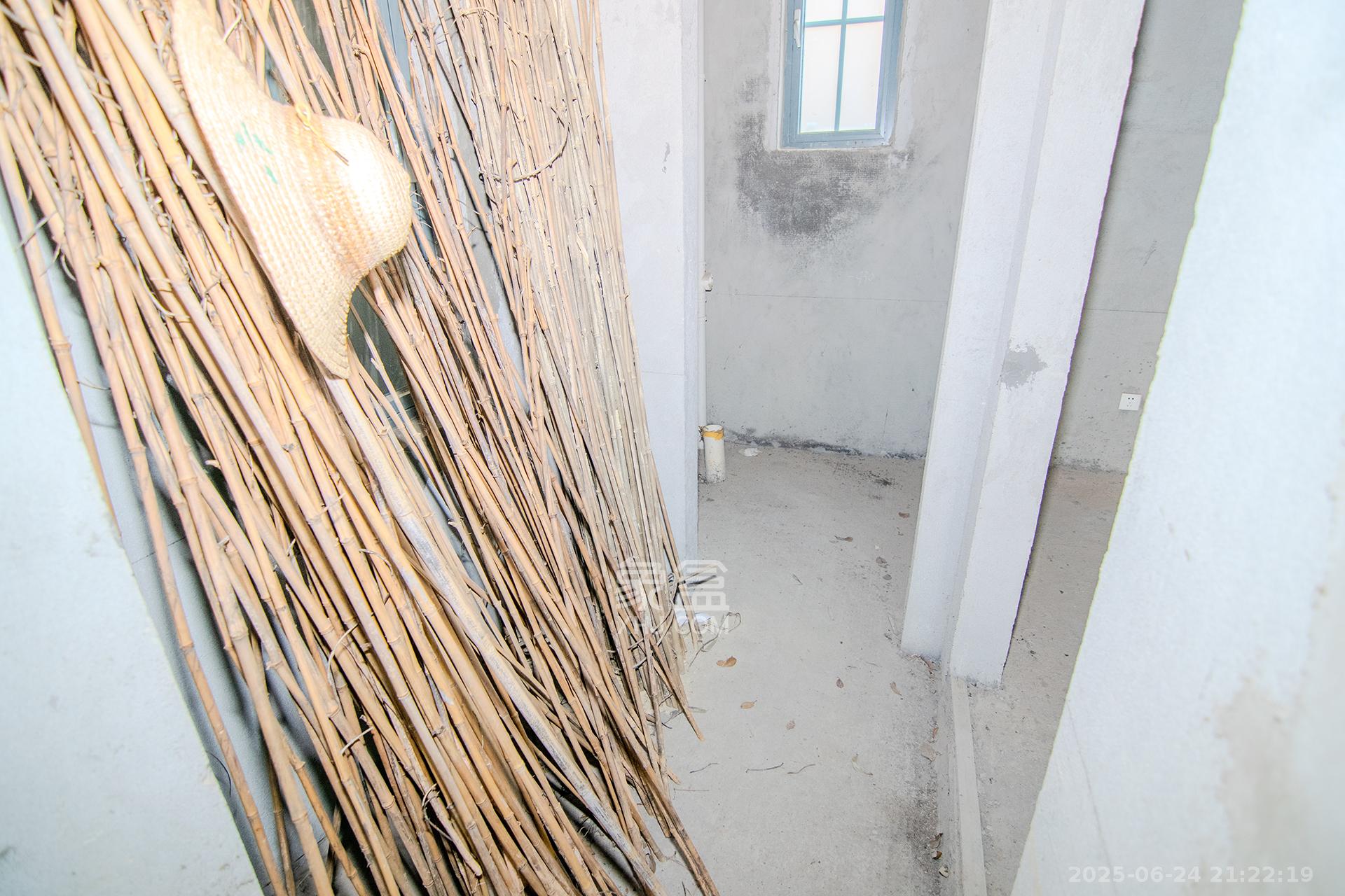 中粮北纬28°别墅  8室2厅6卫    1050.0万 中粮北纬28°别墅  8室2厅6卫    1050.0万其他