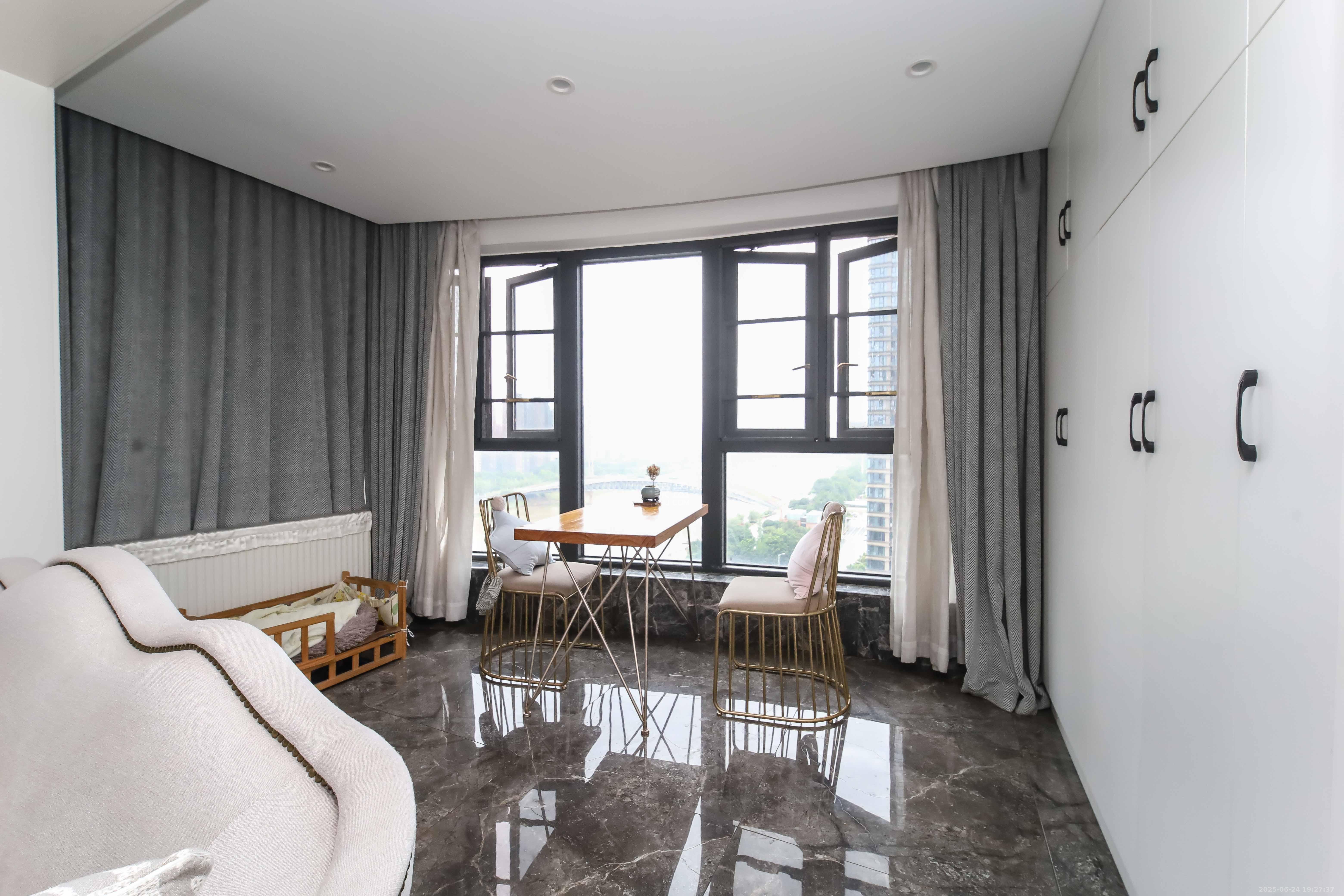 红橡华园(菲莎公馆)  2室2厅1卫    160.0万阳台