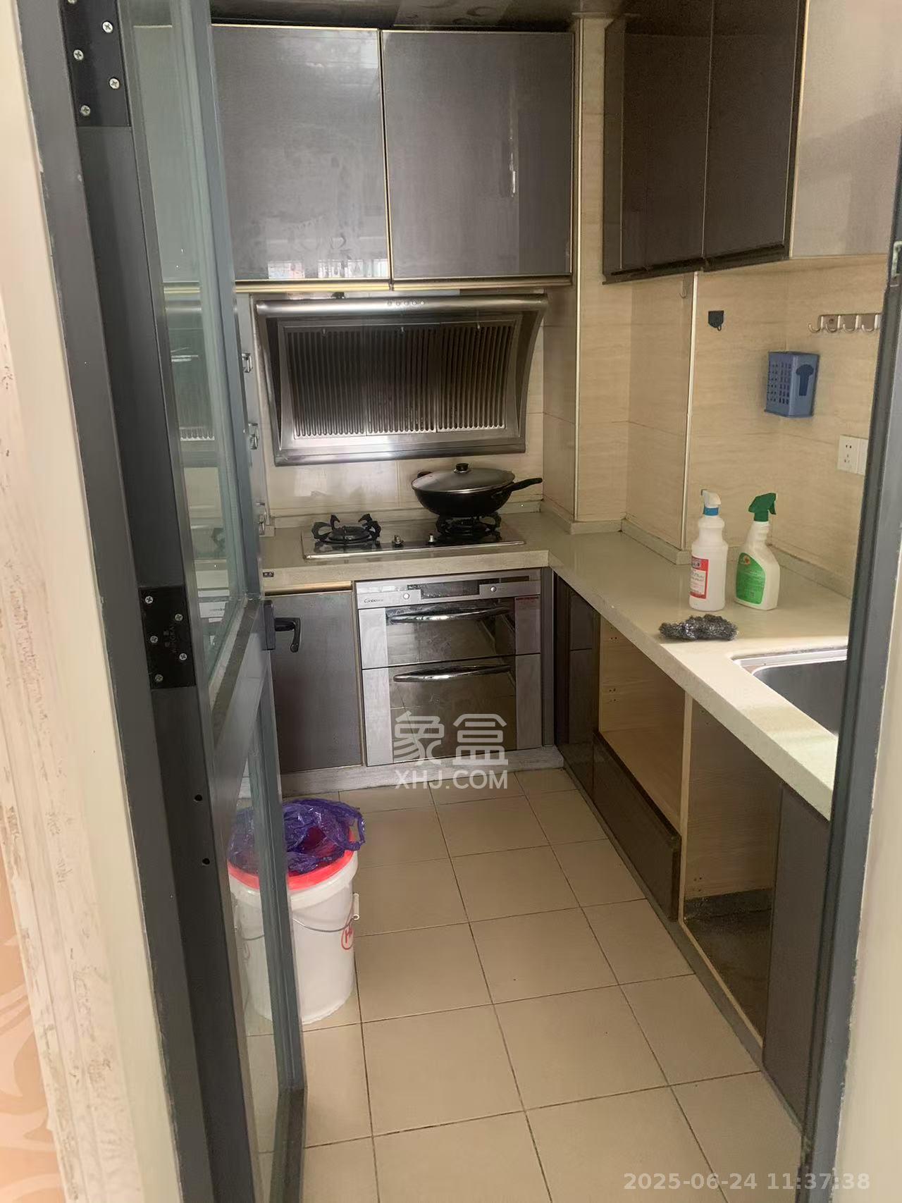 童话里 3室2厅1卫 2000.0元/月 童话里 3室2厅1卫 2000.0元/月室内图