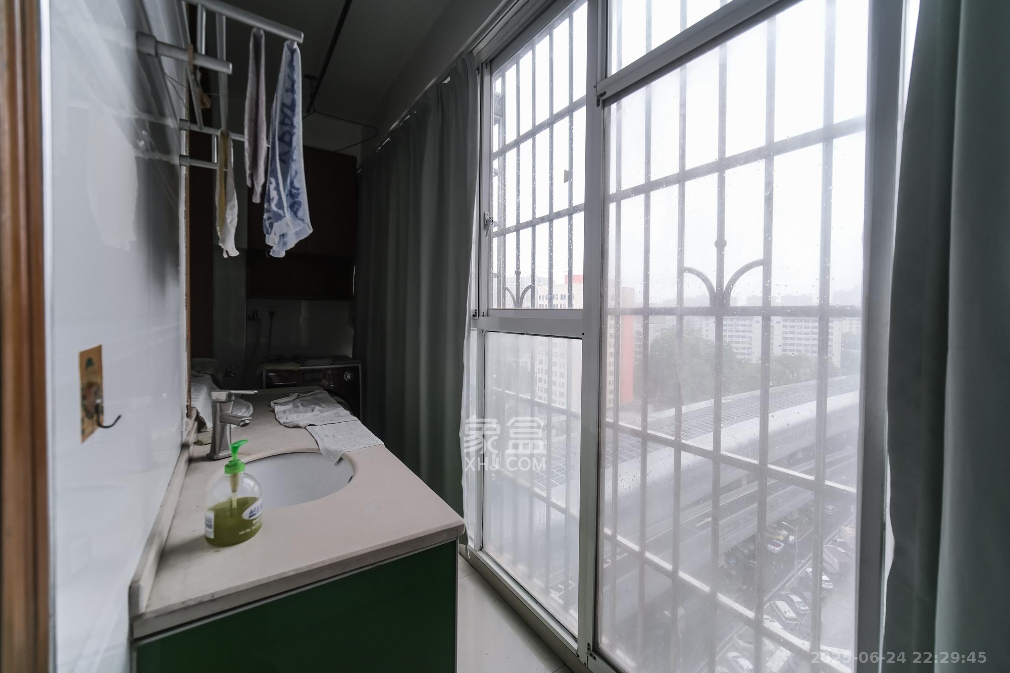 红树湾  4室2厅2卫   85.00万阳台