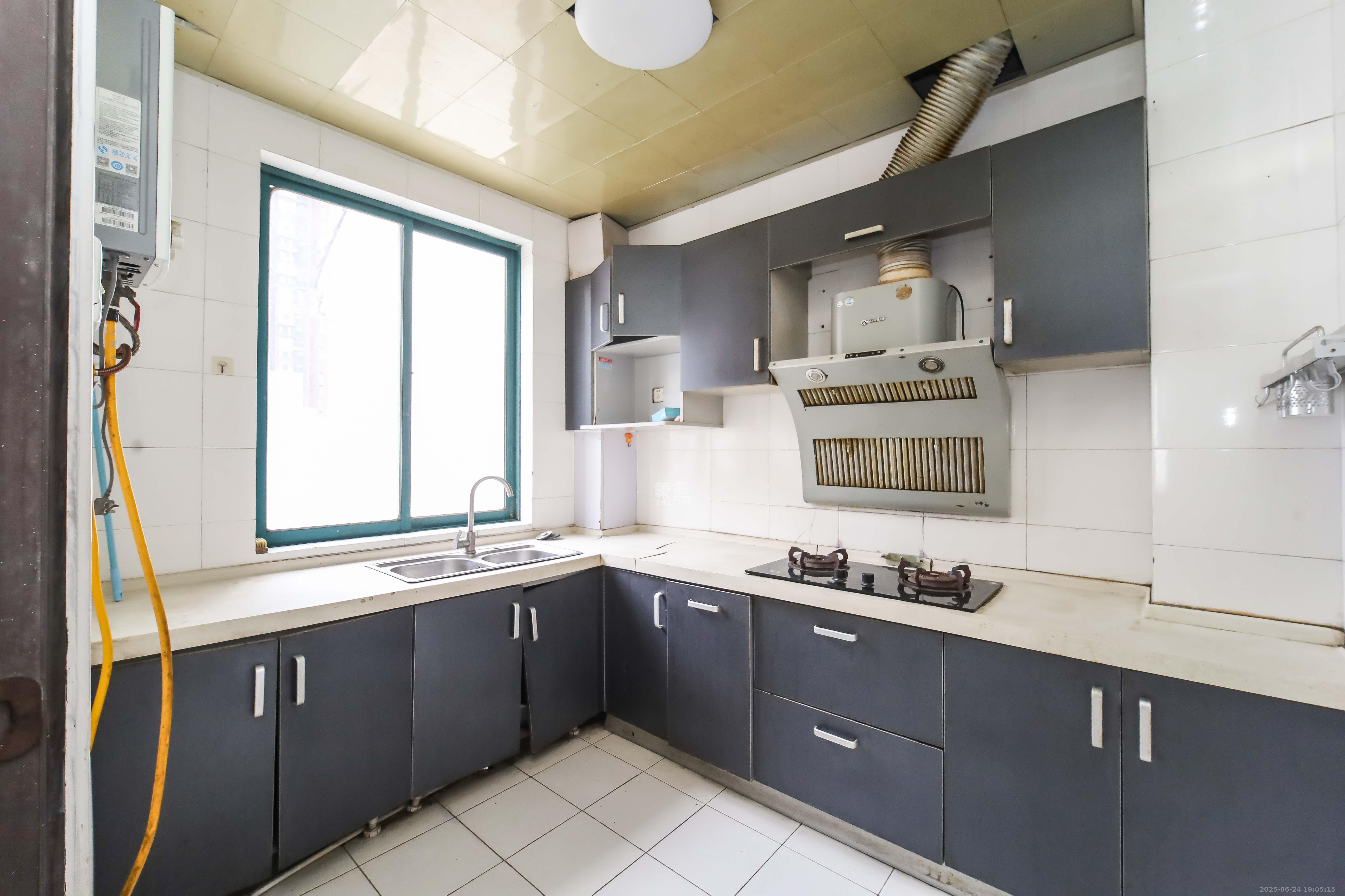 东方新城 5室2厅2卫 80.0万 东方新城 5室2厅2卫 80.0万厨房