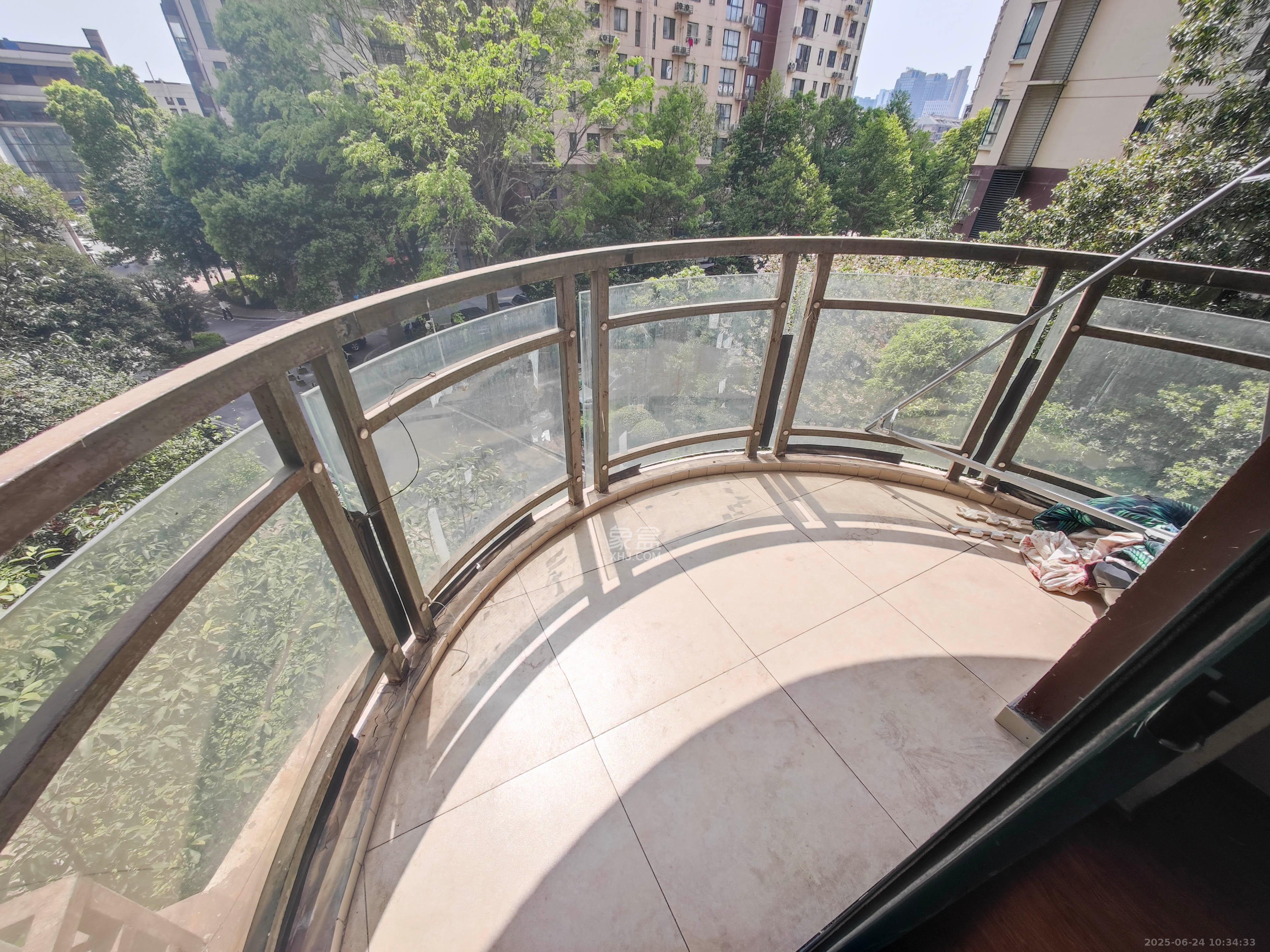 华盛世纪新城  3室2厅2卫    102.0万阳台