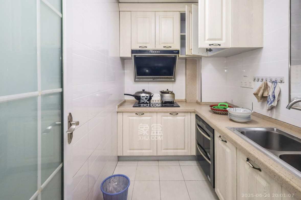 恒鑫山水卿卿  3室2厅2卫    105.0万 恒鑫山水卿卿  3室2厅2卫    105.0万厨房