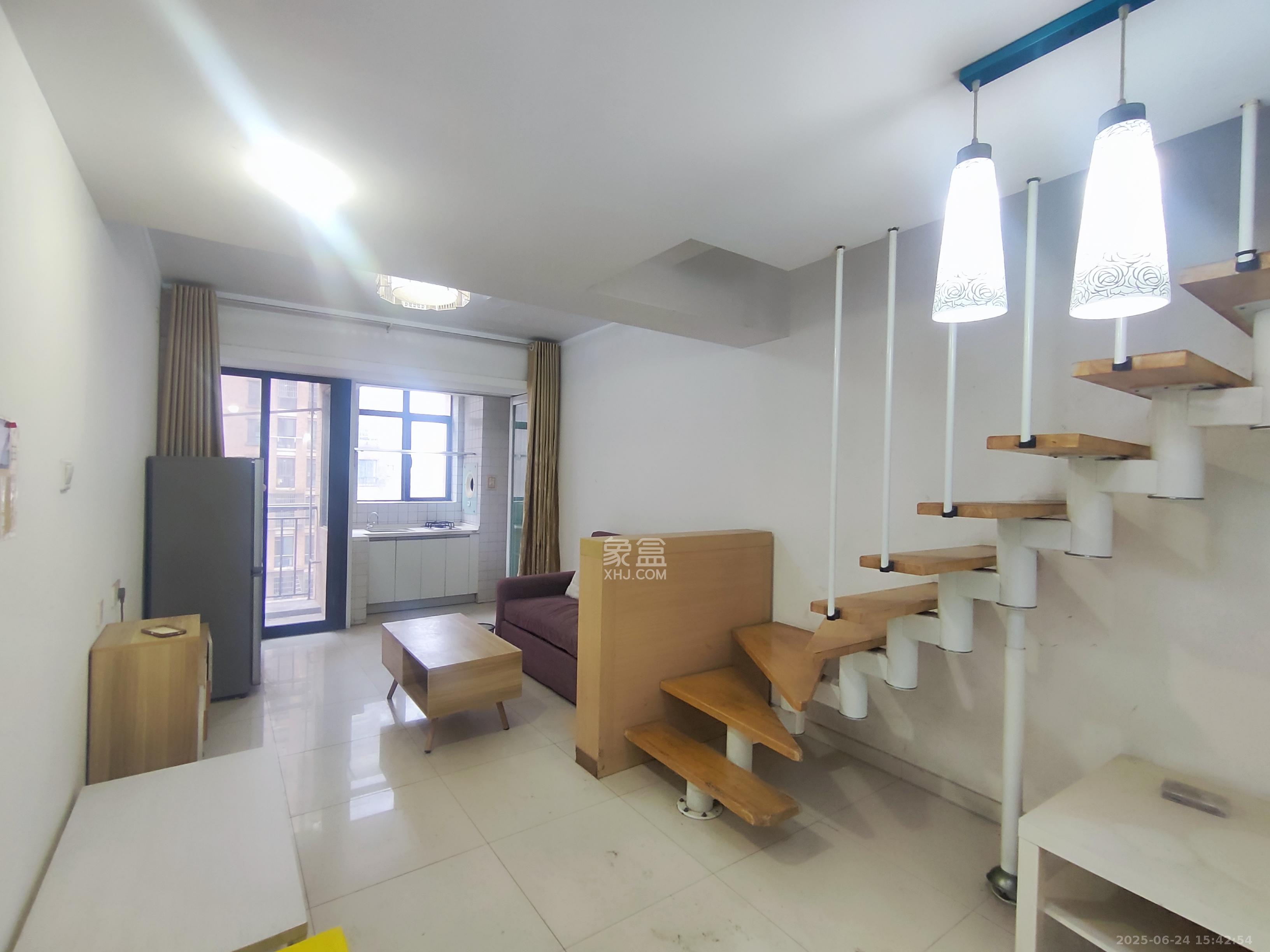 华润凤凰城一期  1室1厅1卫    1580.0元/月 华润凤凰城一期  1室1厅1卫    1580.0元/月室内图