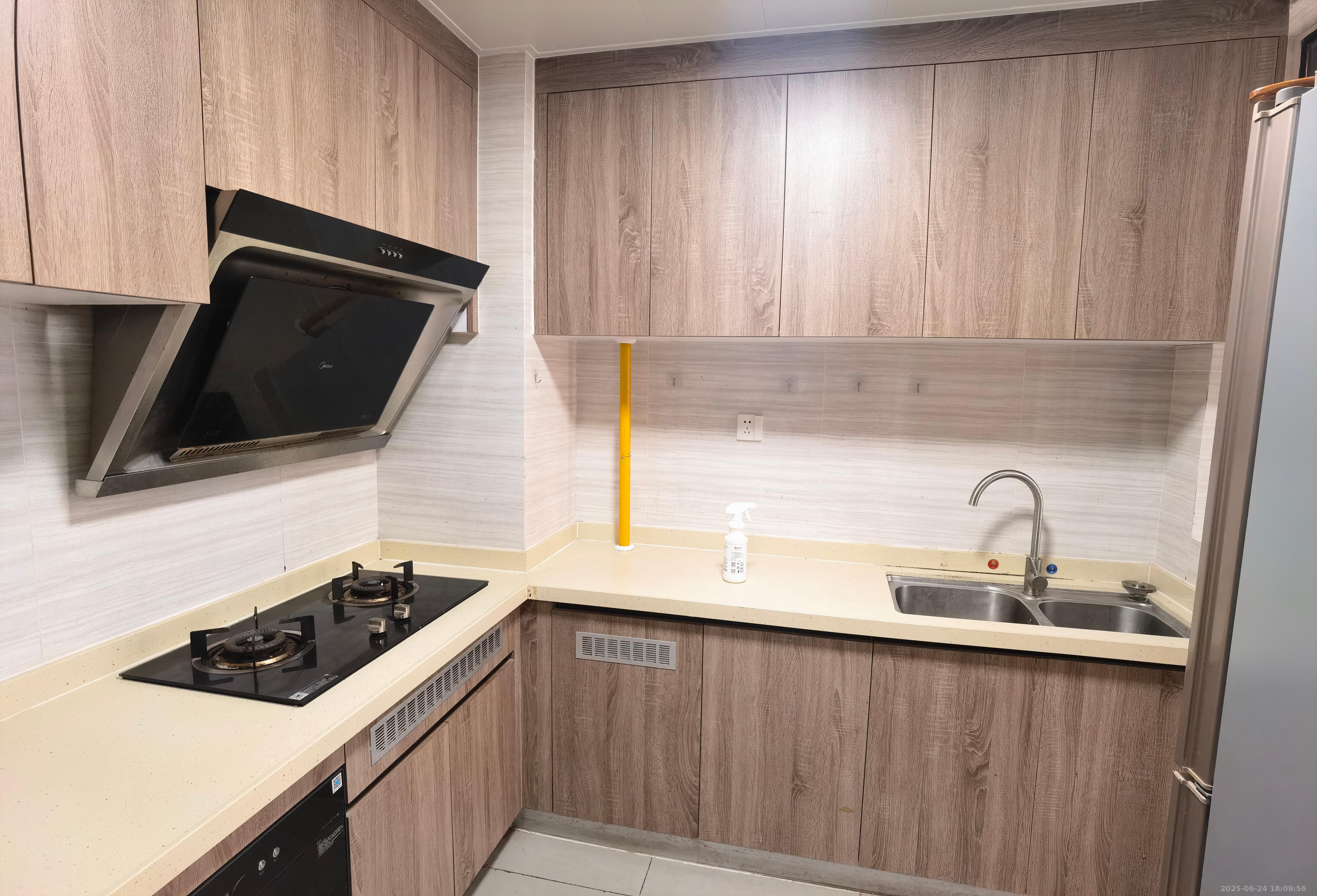 蓝溪谷 3室2厅2卫 2200.0元/月 蓝溪谷 3室2厅2卫 2200.0元/月室内图