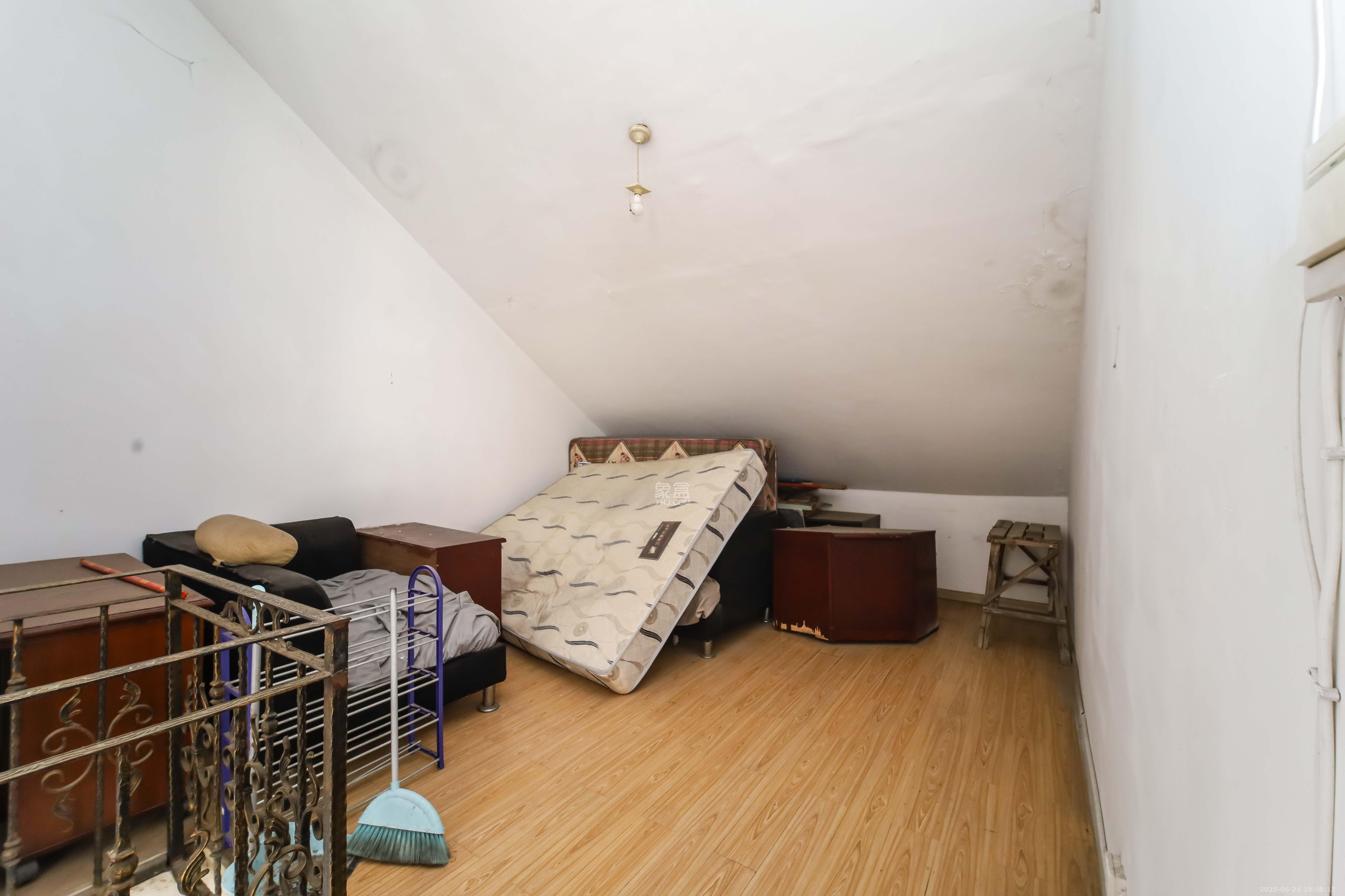 东方新城 5室2厅2卫 80.0万 东方新城 5室2厅2卫 80.0万其他