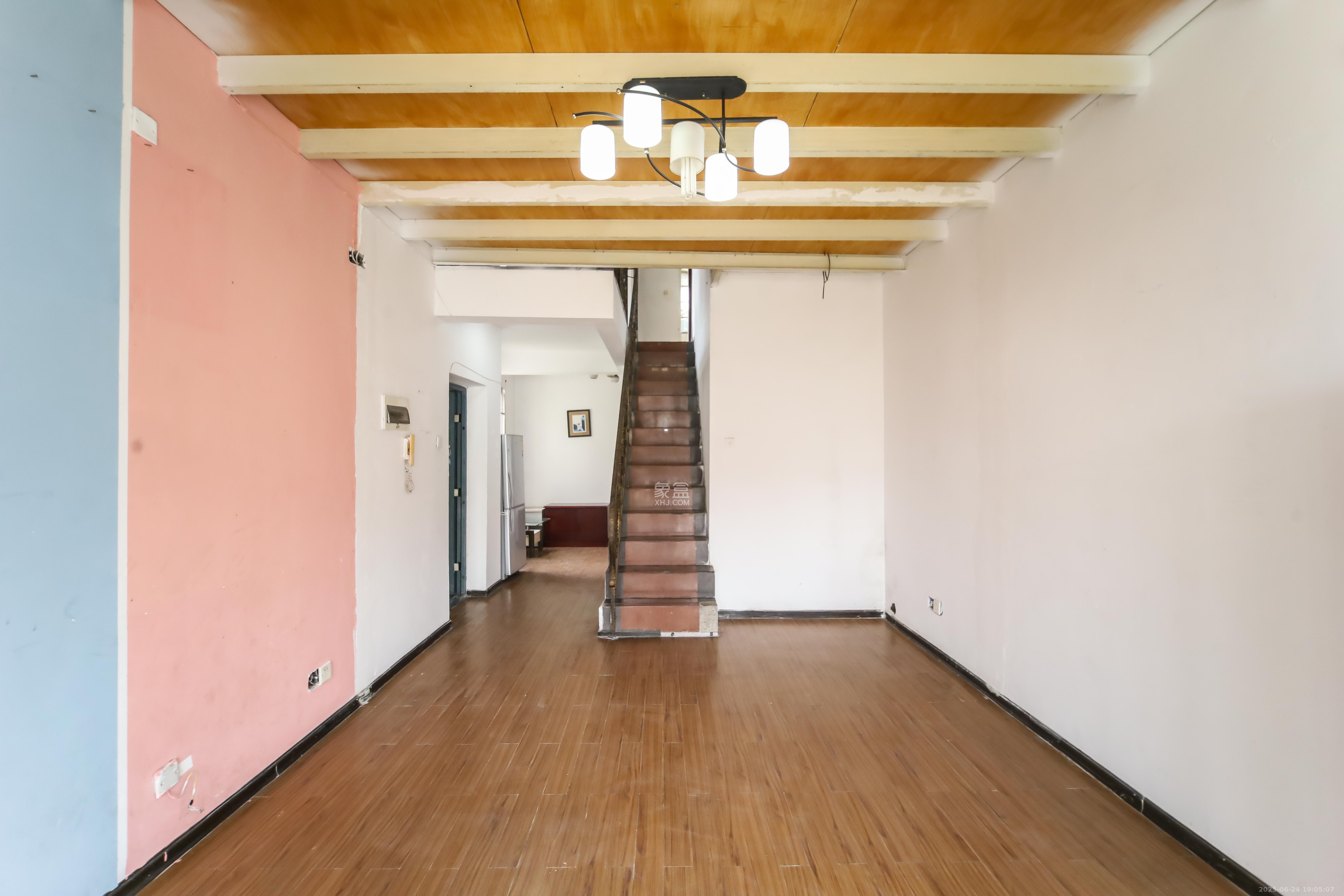 东方新城 5室2厅2卫 80.0万 东方新城 5室2厅2卫 80.0万客厅