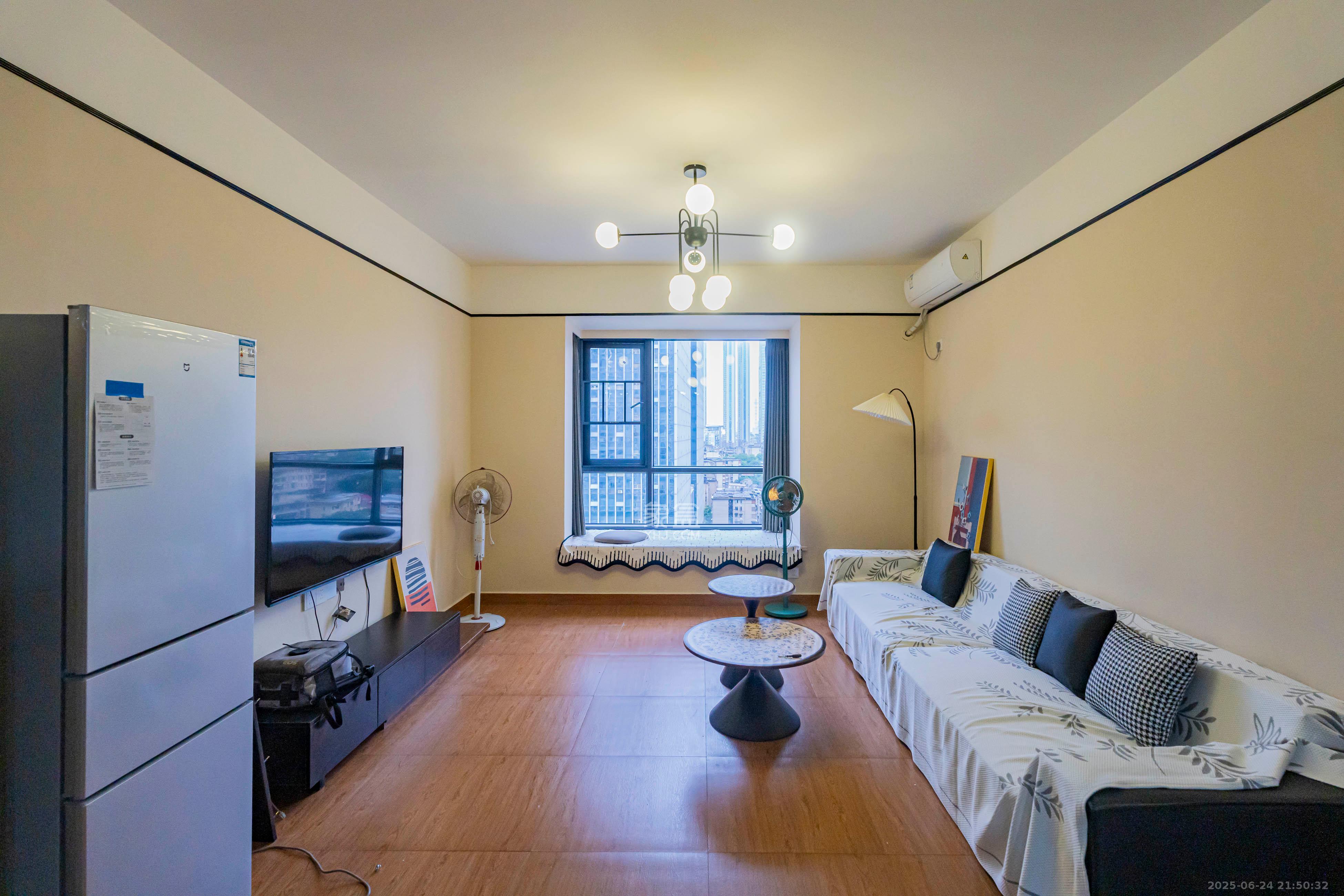 凯乐国际城  2室2厅2卫    90.0万 凯乐国际城  2室2厅2卫    90.0万客厅