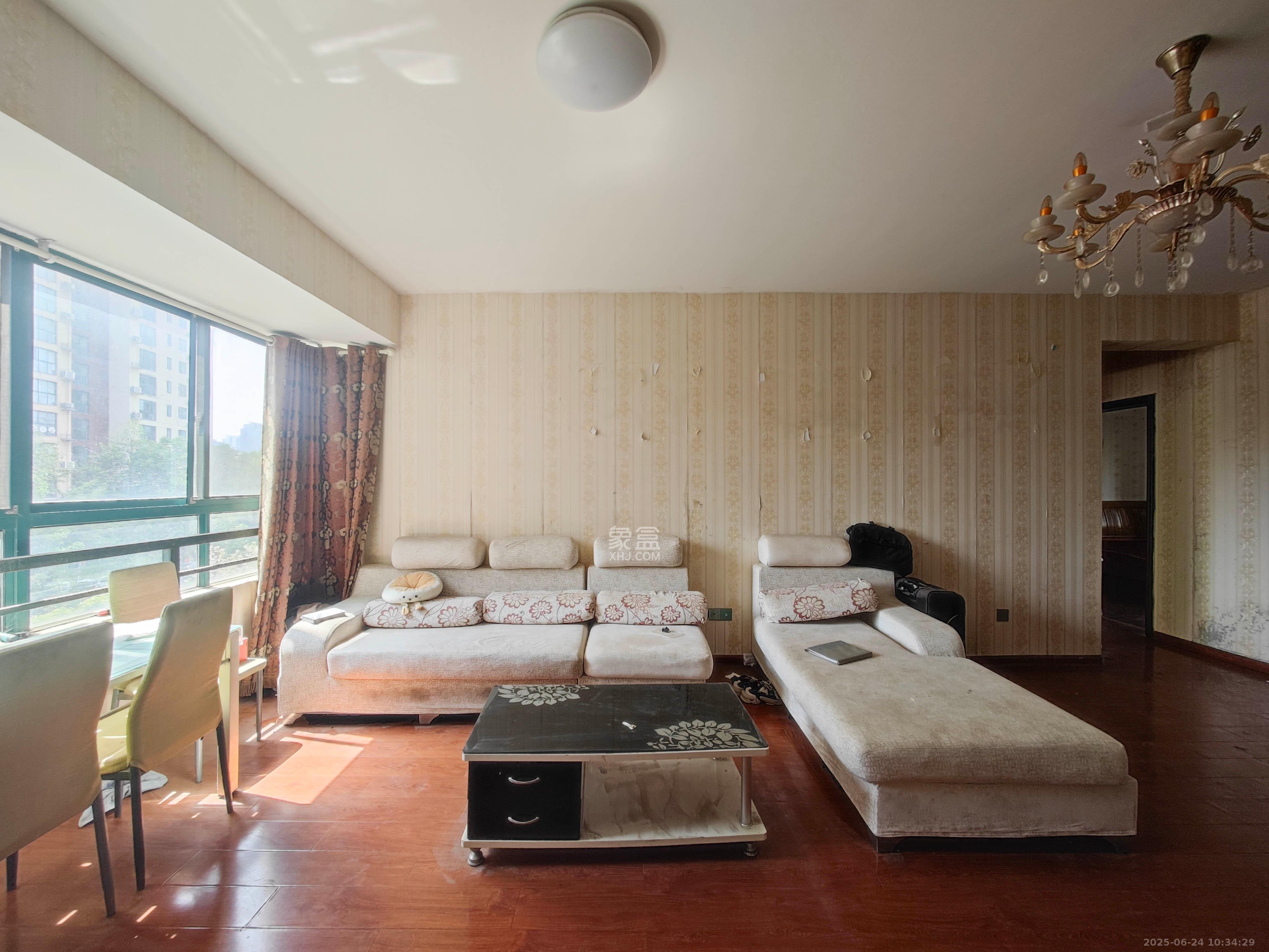 华盛世纪新城  3室2厅2卫    102.0万客厅