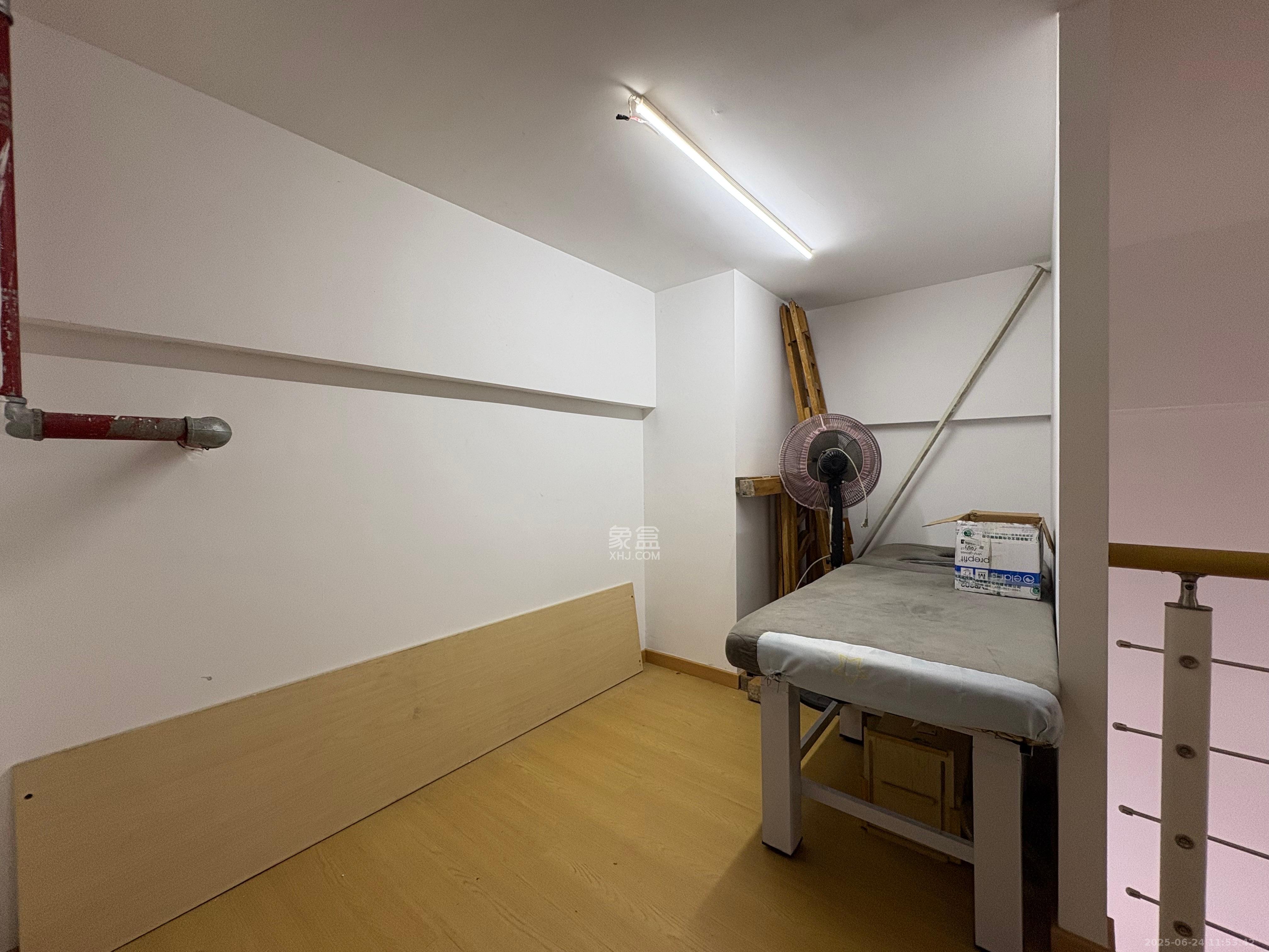 华润置地广场二期 1室1厅1卫 1600.0元/月 华润置地广场二期 1室1厅1卫 1600.0元/月室内图