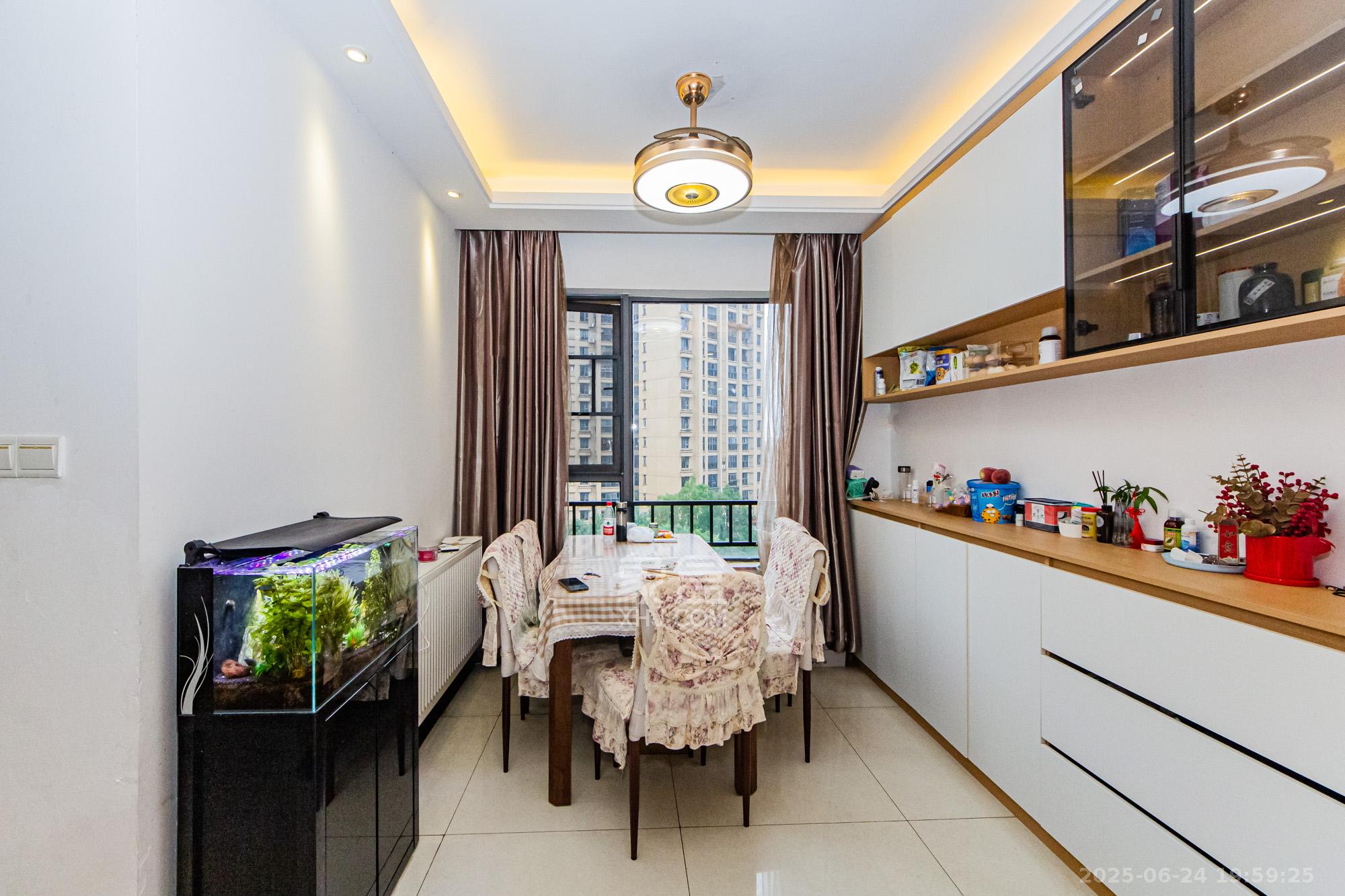 珠江郦城探香里  3室2厅2卫    79.0万 珠江郦城探香里  3室2厅2卫    79.0万客厅