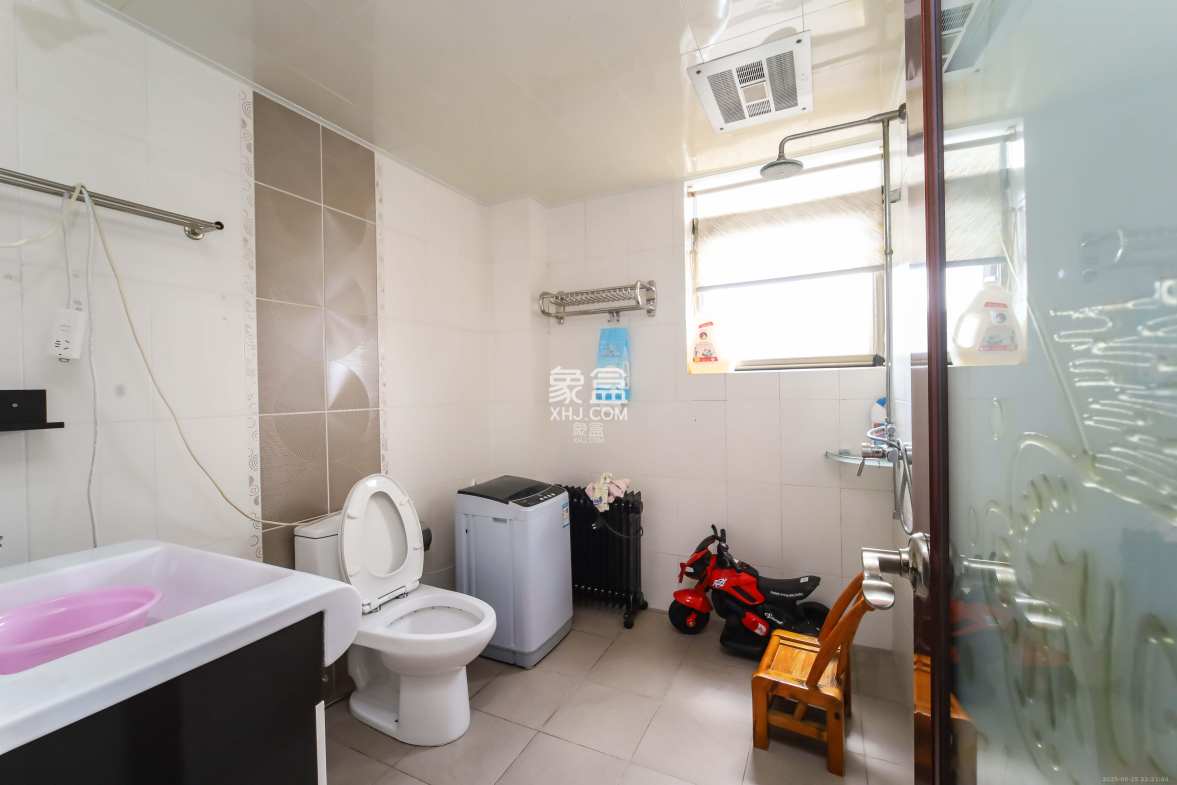 银港水晶城  4室2厅1卫    128.0万 银港水晶城  4室2厅1卫    128.0万卫生间