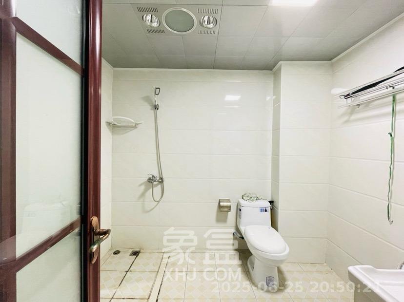 地质家园一、二期(地泰人民公馆) 3室2厅2卫 4300.0元/月 地质家园一、二期(地泰人民公馆) 3室2厅2卫 4300.0元/月室内图