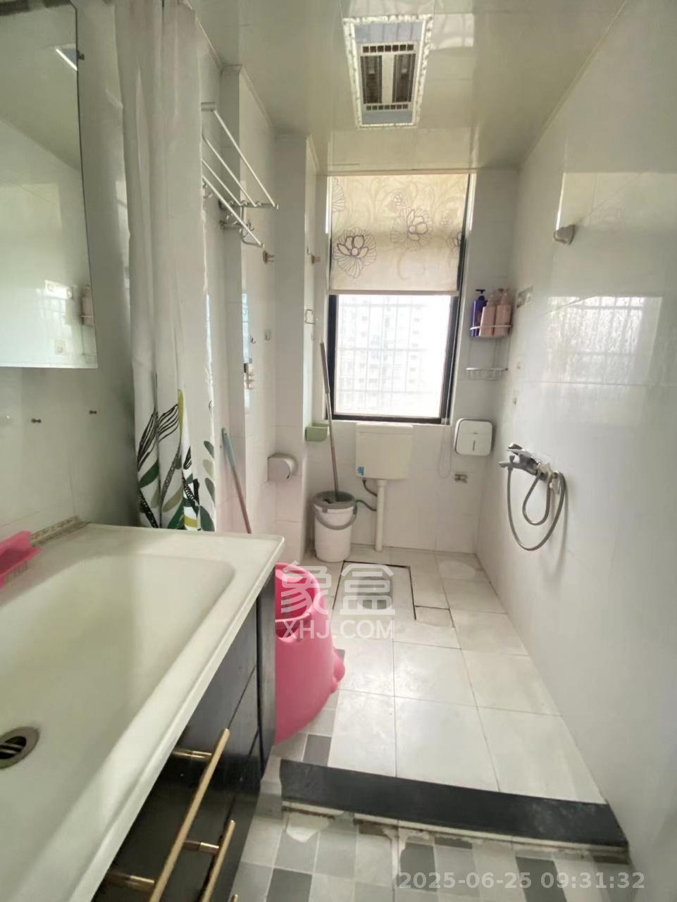 枫华府第 3室2厅2卫 2200.0元/月 枫华府第 3室2厅2卫 2200.0元/月室内图