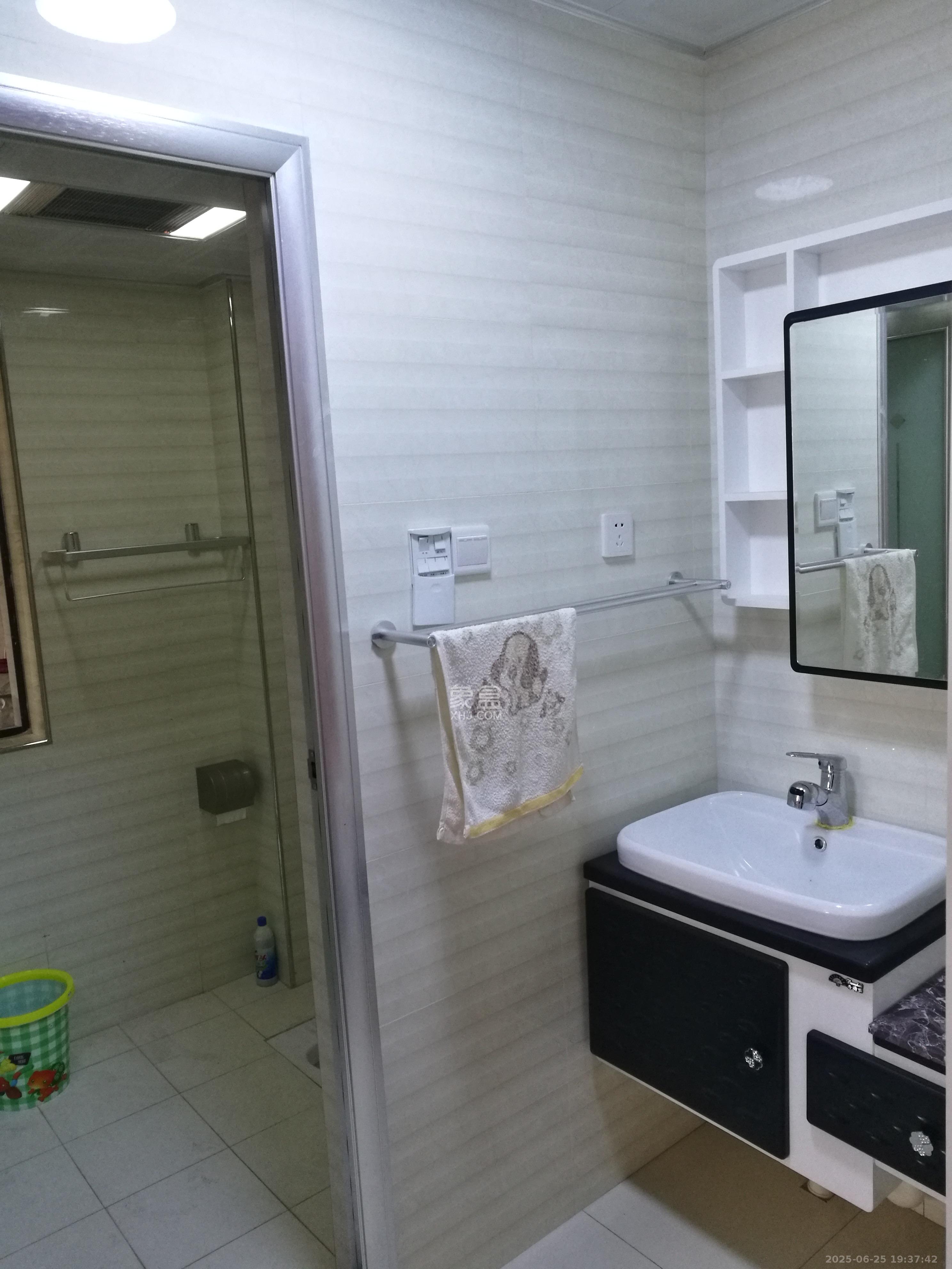 保利麓谷林语F区  1室2厅1卫   2700.00元/月