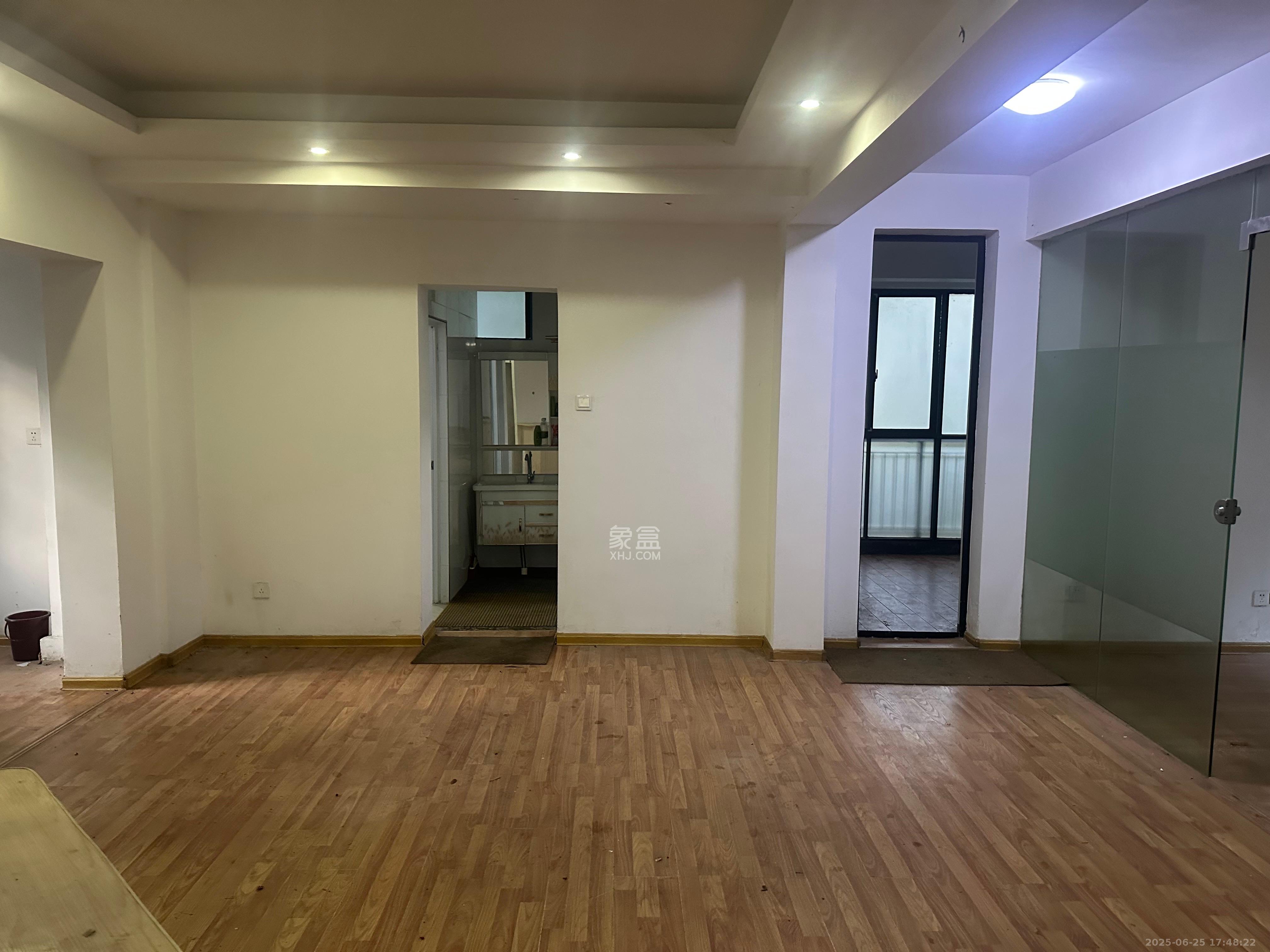 西街花园  6室2厅2卫    3200.0元/月室内图