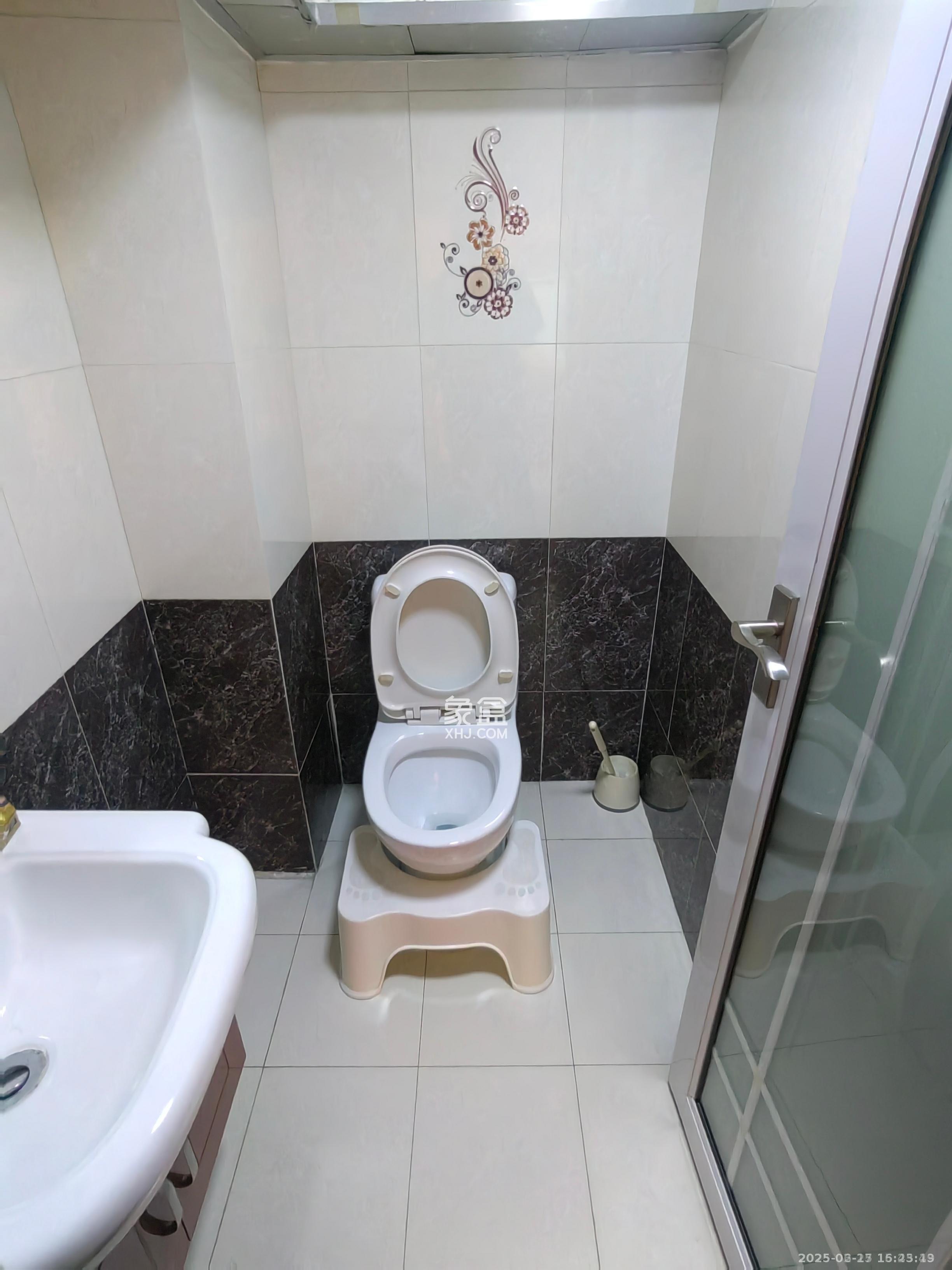 融圣国际 2室1厅2卫 2400.0元/月 融圣国际 2室1厅2卫 2400.0元/月室内图