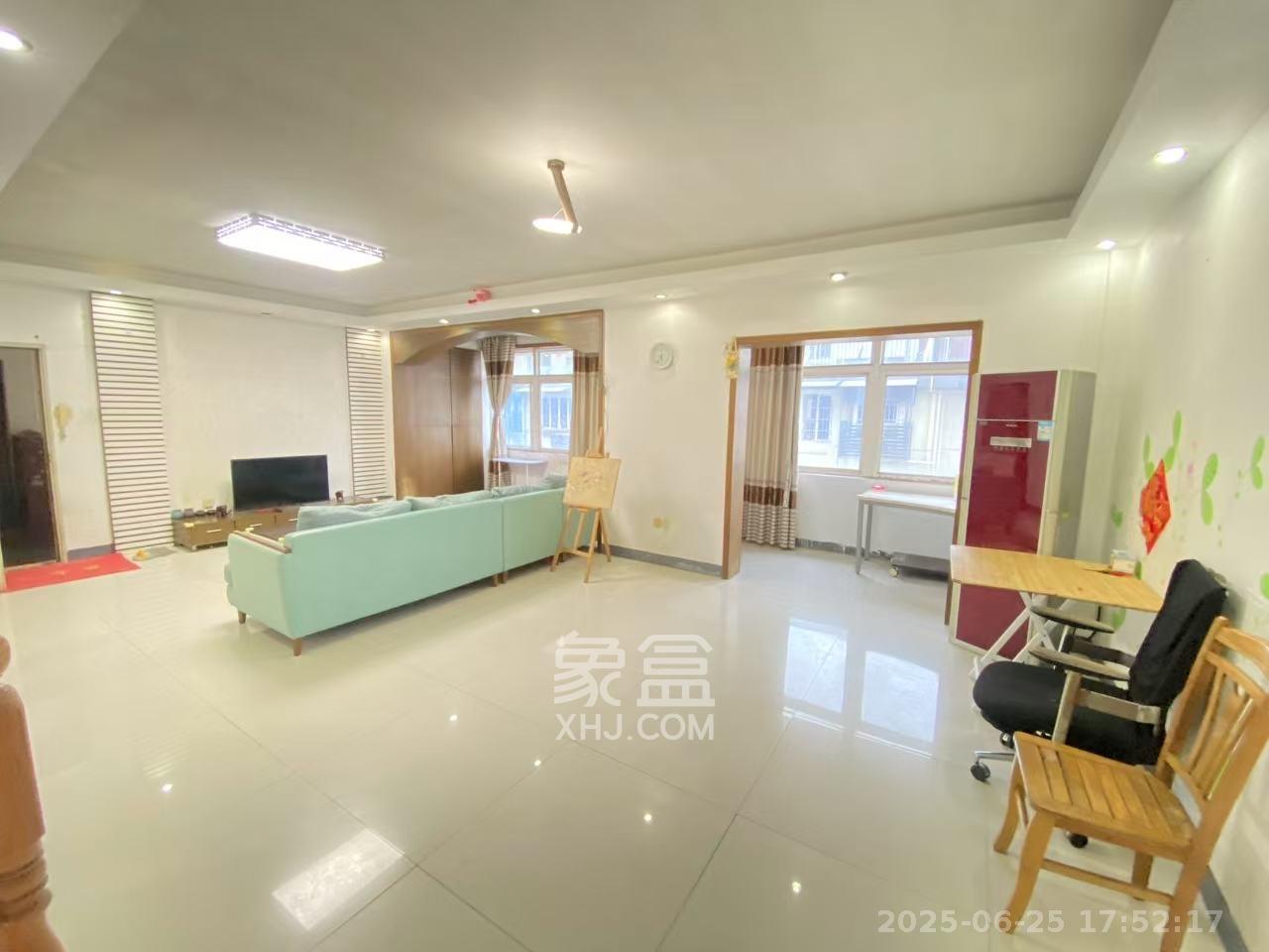 楚湘街二条巷散盘  3室2厅2卫   3000.00元/月室内图