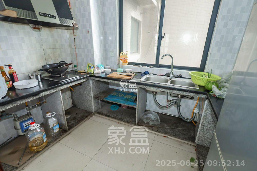 钰龙天下一期  3室2厅2卫   2600.00元/月室内图