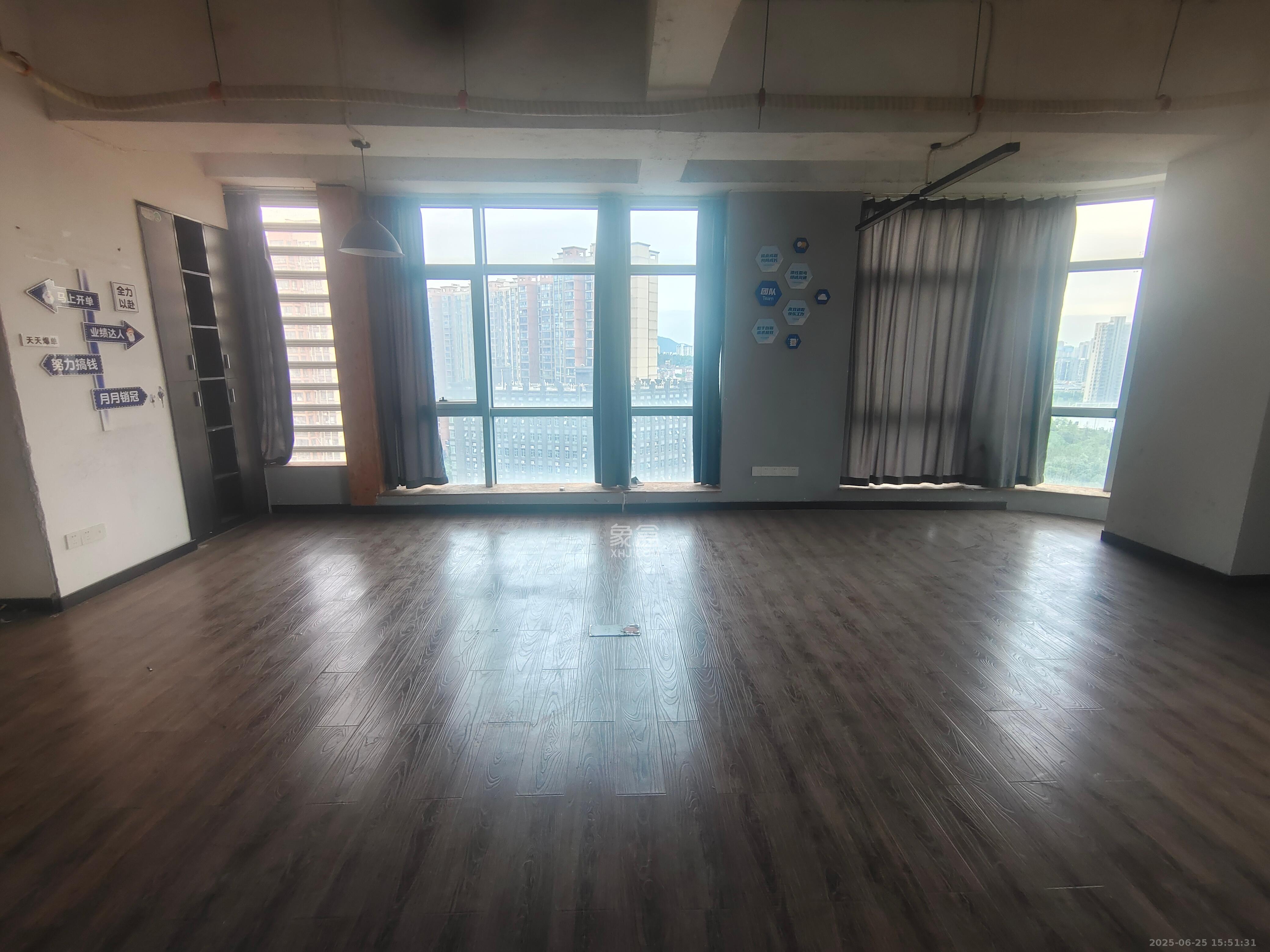 奥克斯缔壹城   129.0㎡      3000.0元/月室内图