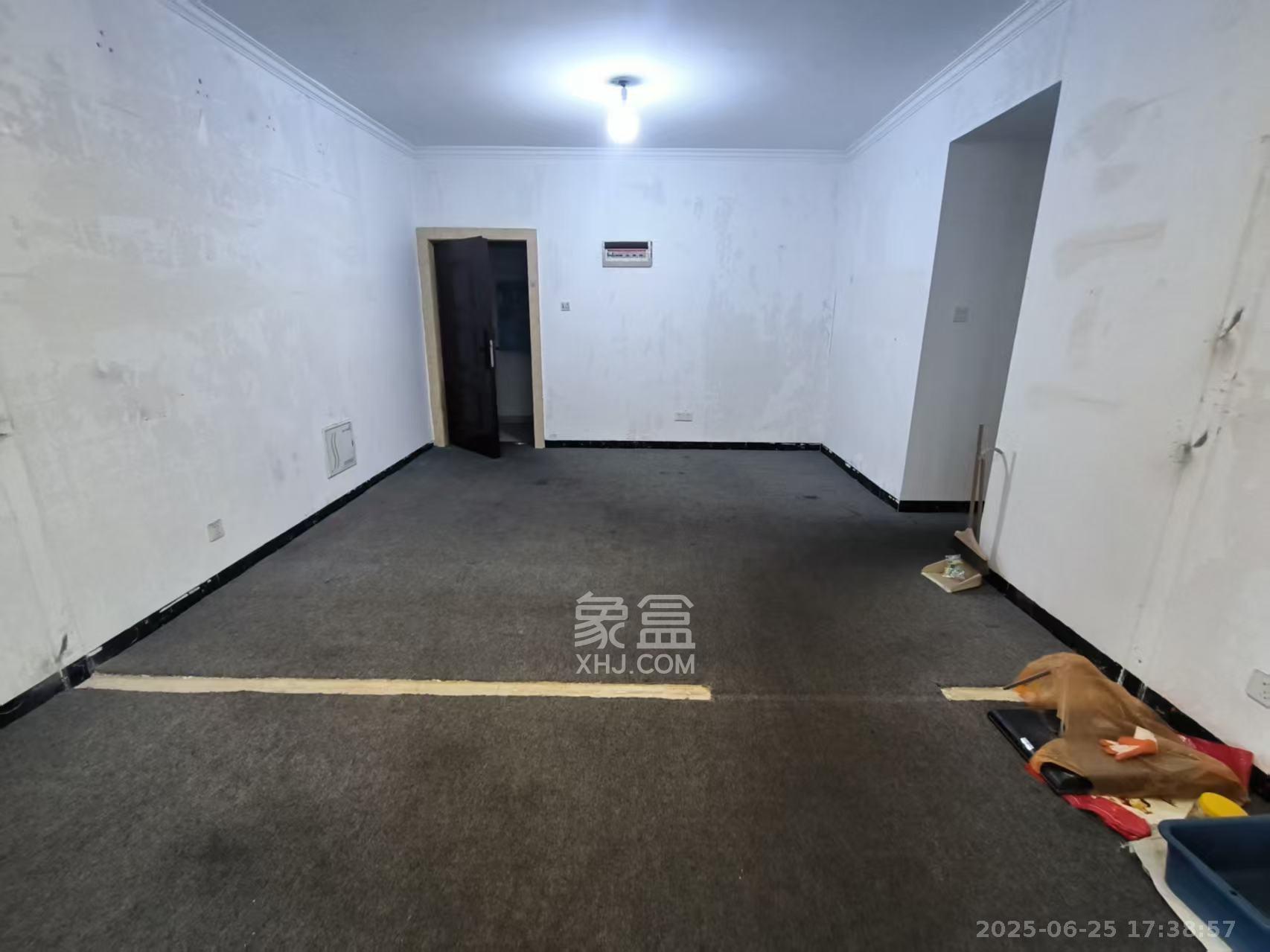 华城广场  3室2厅1卫   3600.00元/月室内图