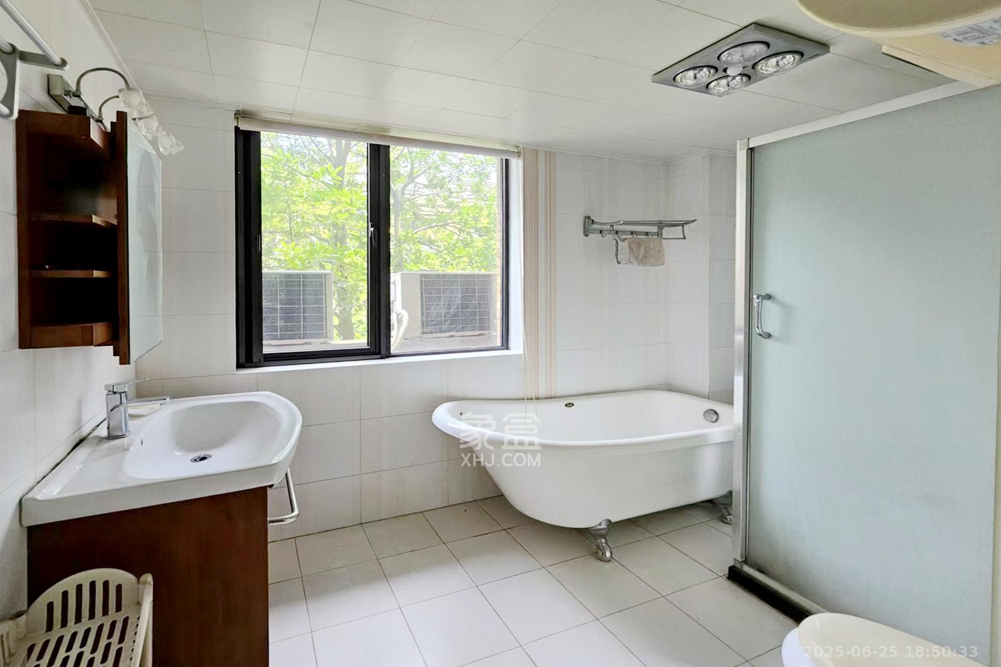 绿城桂花城  4室2厅2卫    190.0万 绿城桂花城  4室2厅2卫    190.0万卫生间