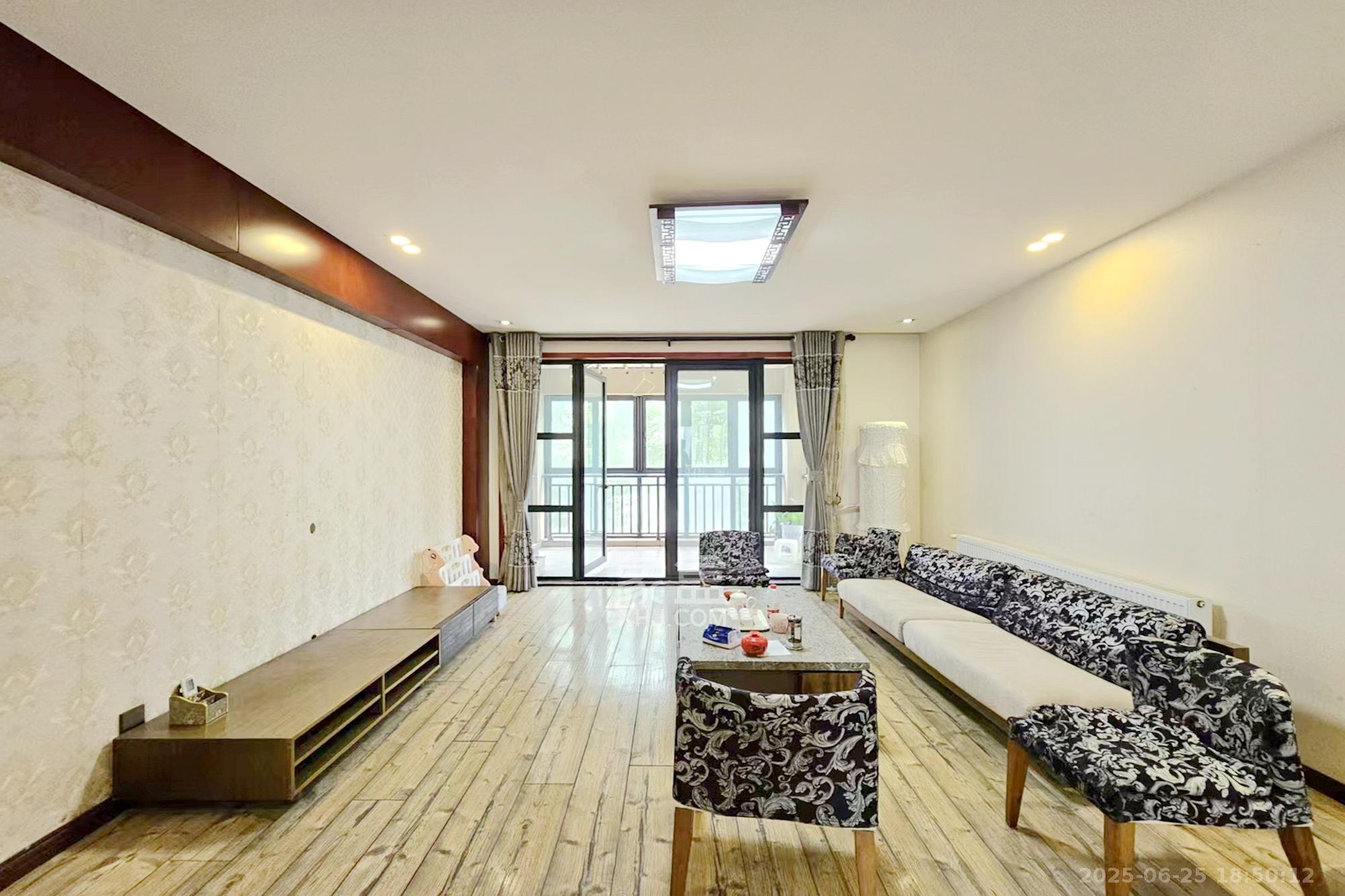 绿城桂花城  4室2厅2卫    190.0万 绿城桂花城  4室2厅2卫    190.0万客厅