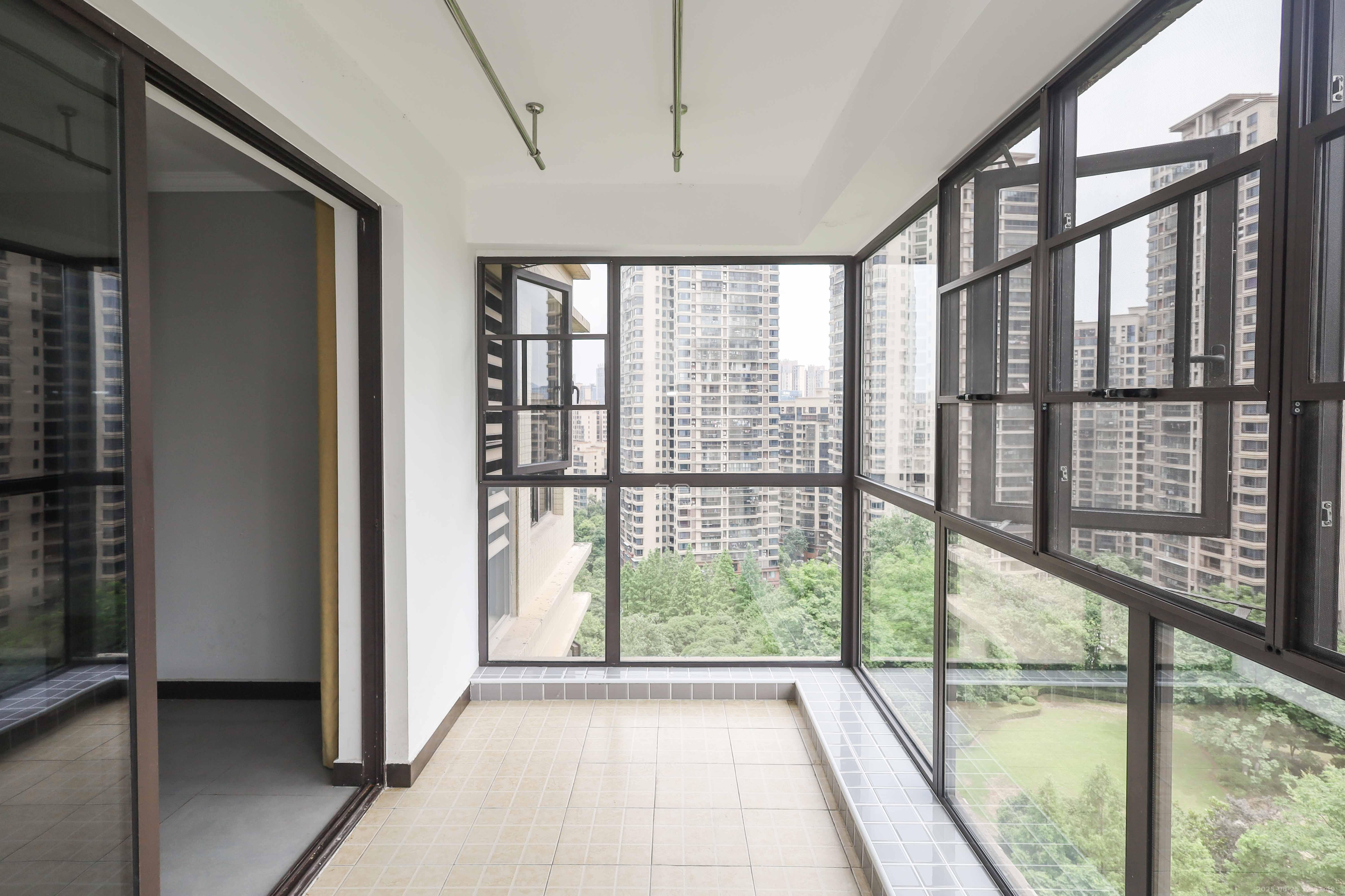 保利麓谷林语F区  4室2厅2卫    118.0万 保利麓谷林语F区  4室2厅2卫    118.0万阳台