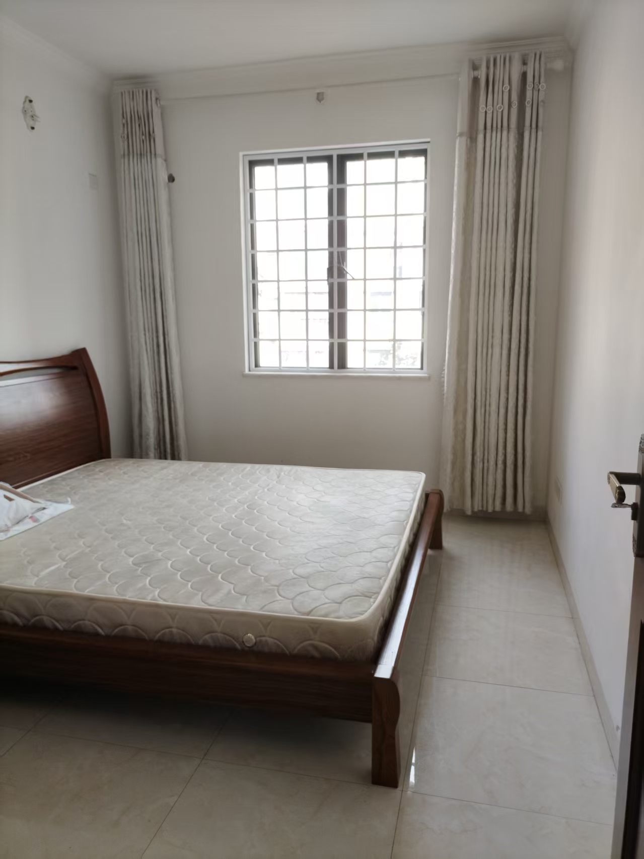 新世界花园三期 3室2厅1卫 2800.0元/月 新世界花园三期 3室2厅1卫 2800.0元/月室内图