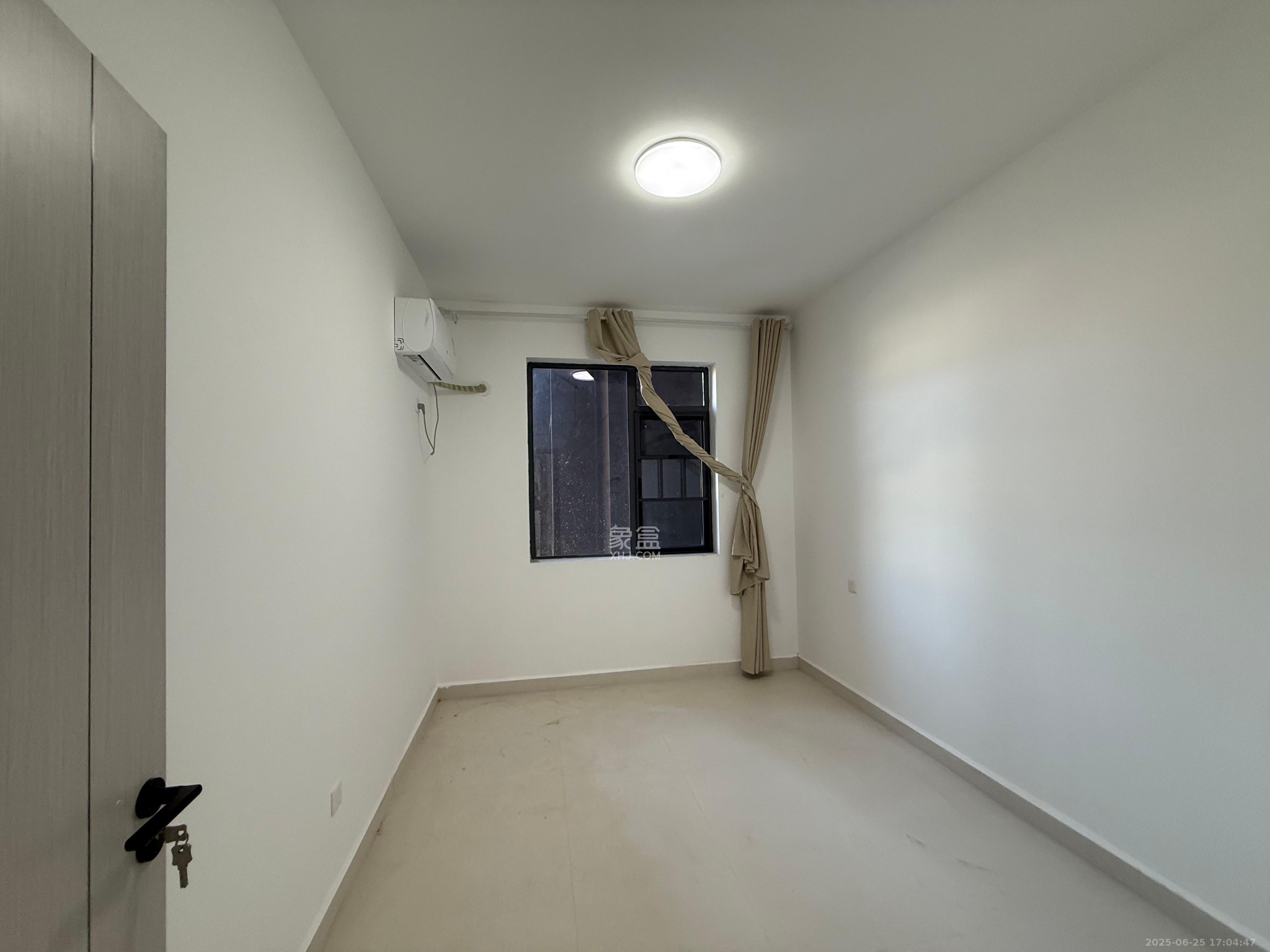 先锋新宇  3室2厅2卫   2400.00元/月室内图
