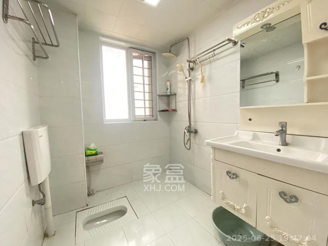 丽发新城  1室2厅1卫   1900.00元/月室内图