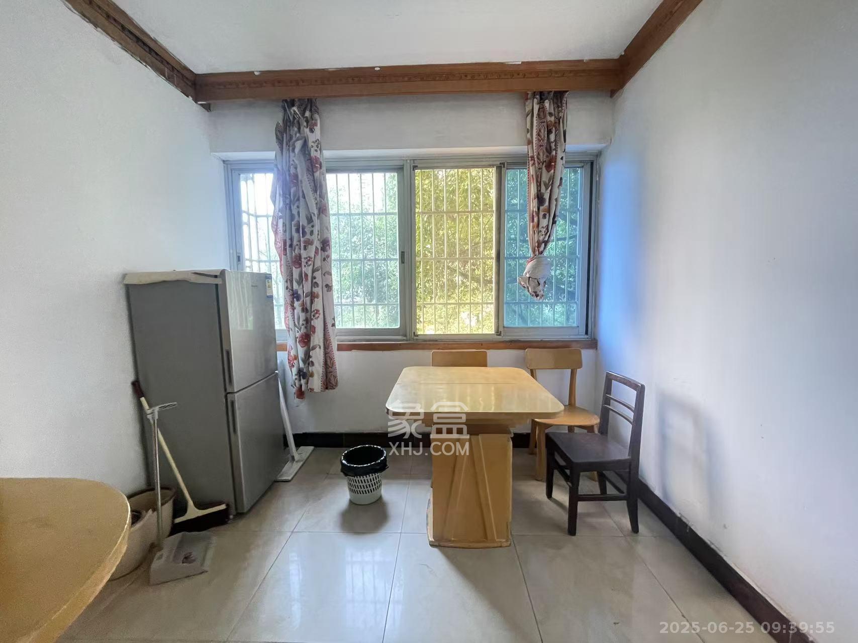 二机小区 3室2厅1卫 1600.0元/月 二机小区 3室2厅1卫 1600.0元/月室内图