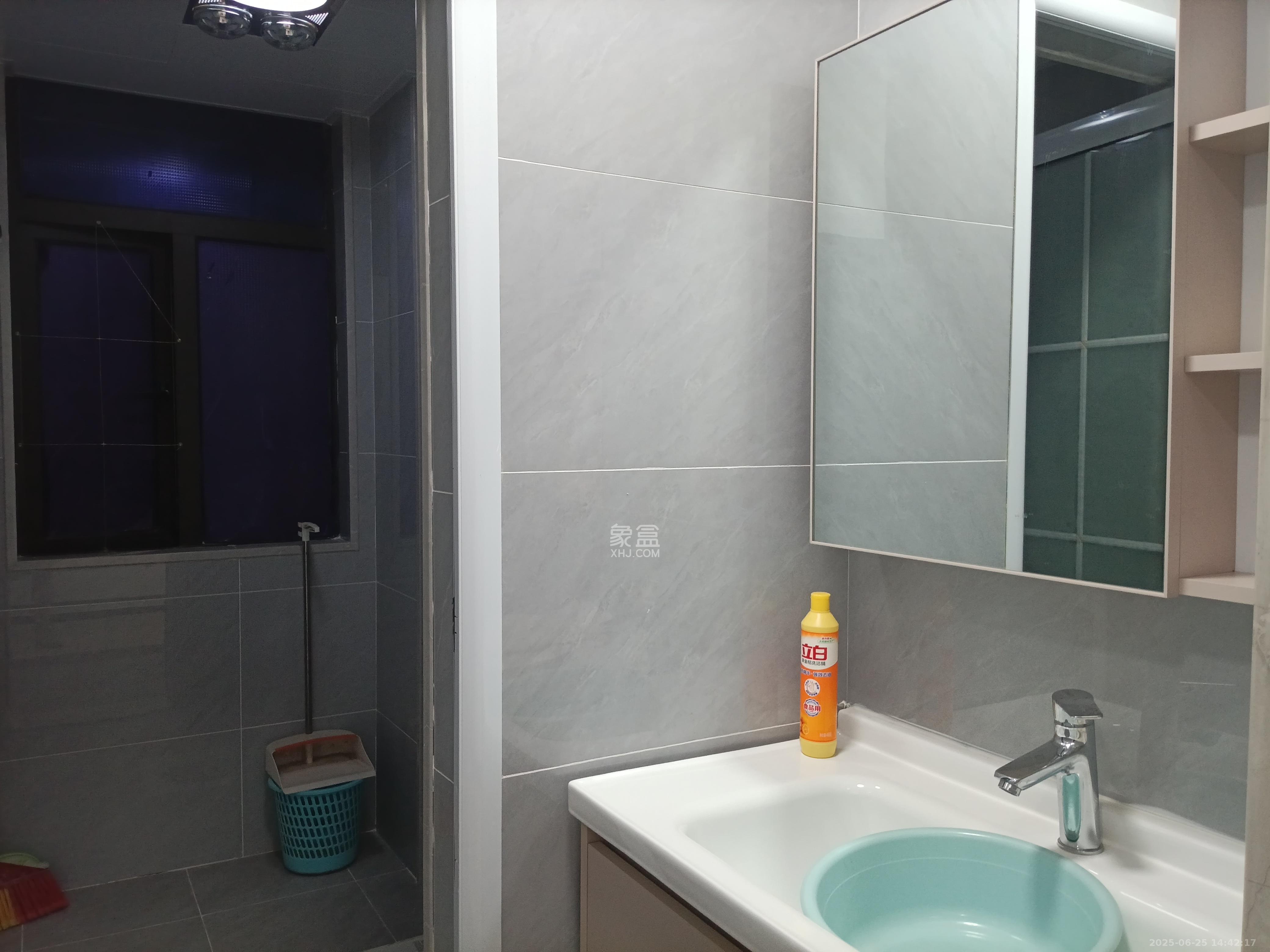 德润小区(丰升德润小区) 4室2厅2卫 3200.0元/月 德润小区(丰升德润小区) 4室2厅2卫 3200.0元/月室内图