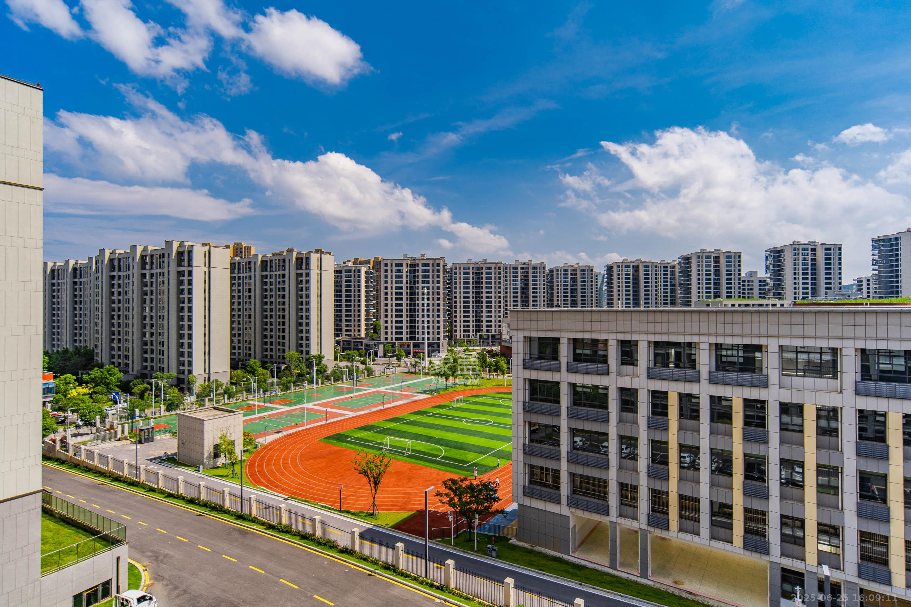 龙湖江与城  4室2厅2卫   235.00万其他
