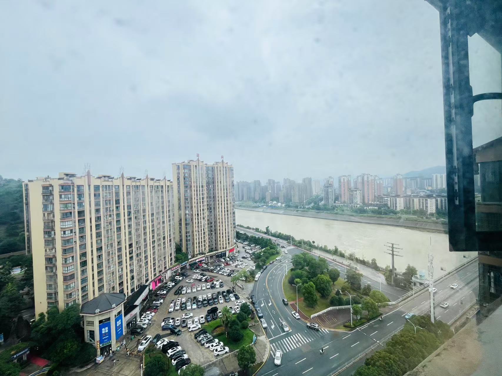 高盛澧园一二期  3室2厅2卫    72.0万 高盛澧园一二期  3室2厅2卫    72.0万客厅