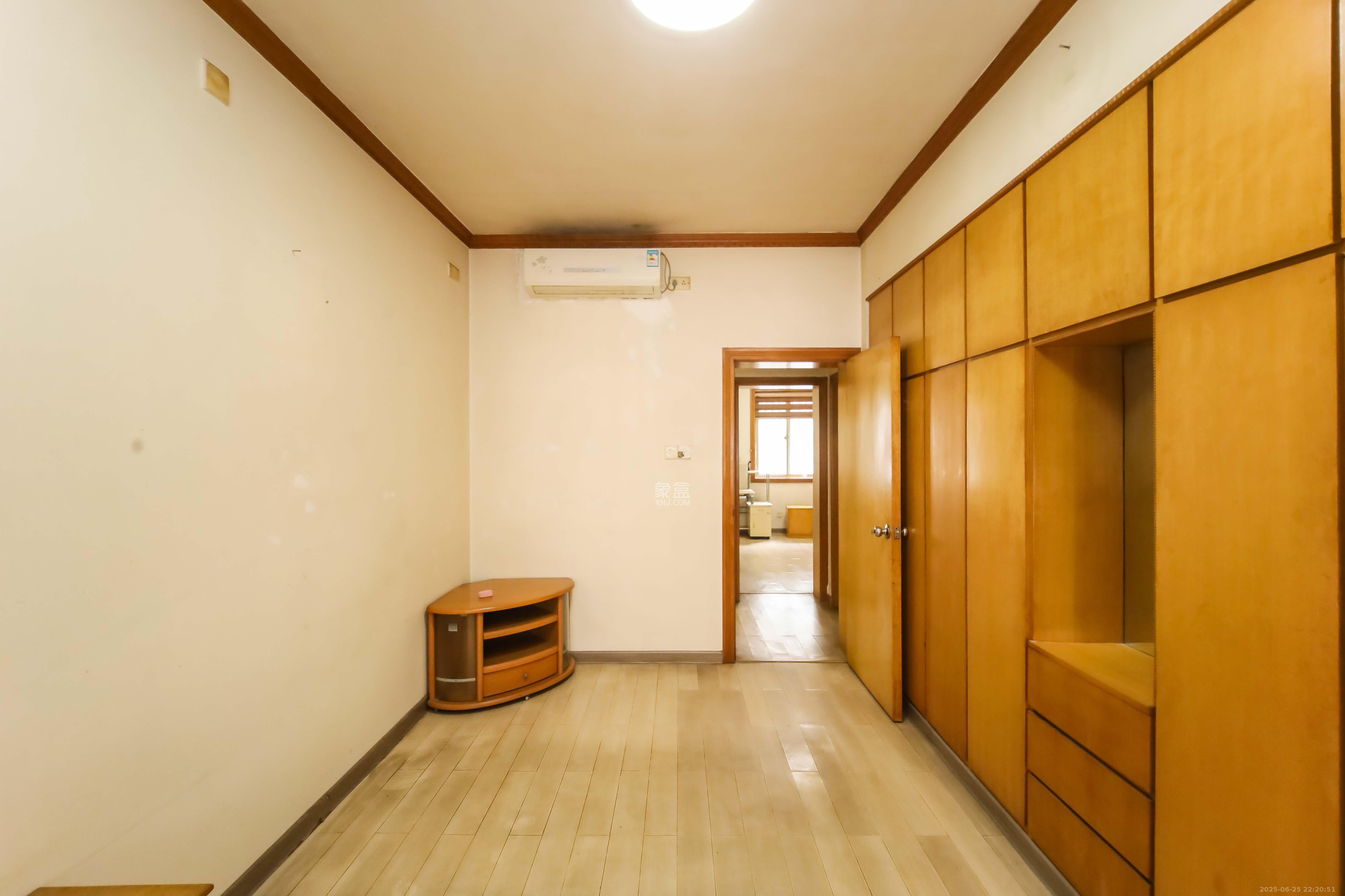 湖南省高级人民检察院宿舍 3室2厅2卫 104.0万 湖南省高级人民检察院宿舍 3室2厅2卫 104.0万卧室