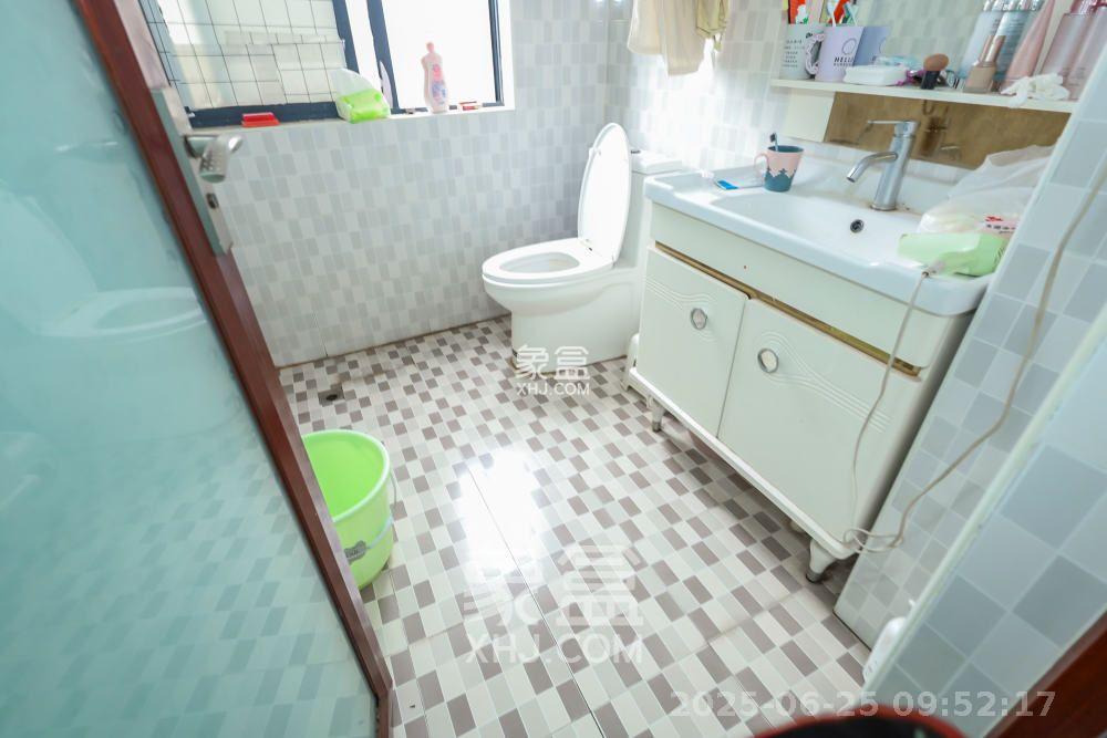 钰龙天下一期  3室2厅2卫   2600.00元/月室内图