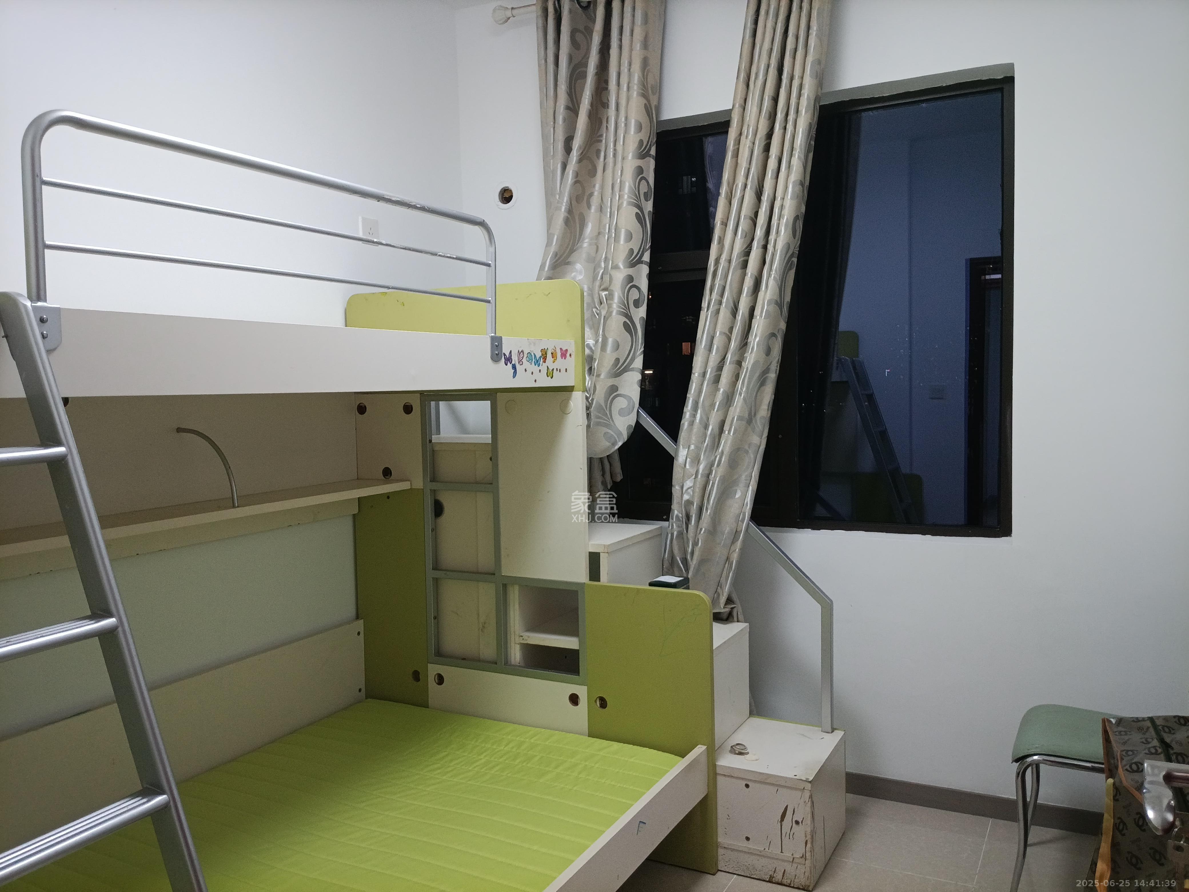 德润小区(丰升德润小区) 4室2厅2卫 3200.0元/月 德润小区(丰升德润小区) 4室2厅2卫 3200.0元/月室内图