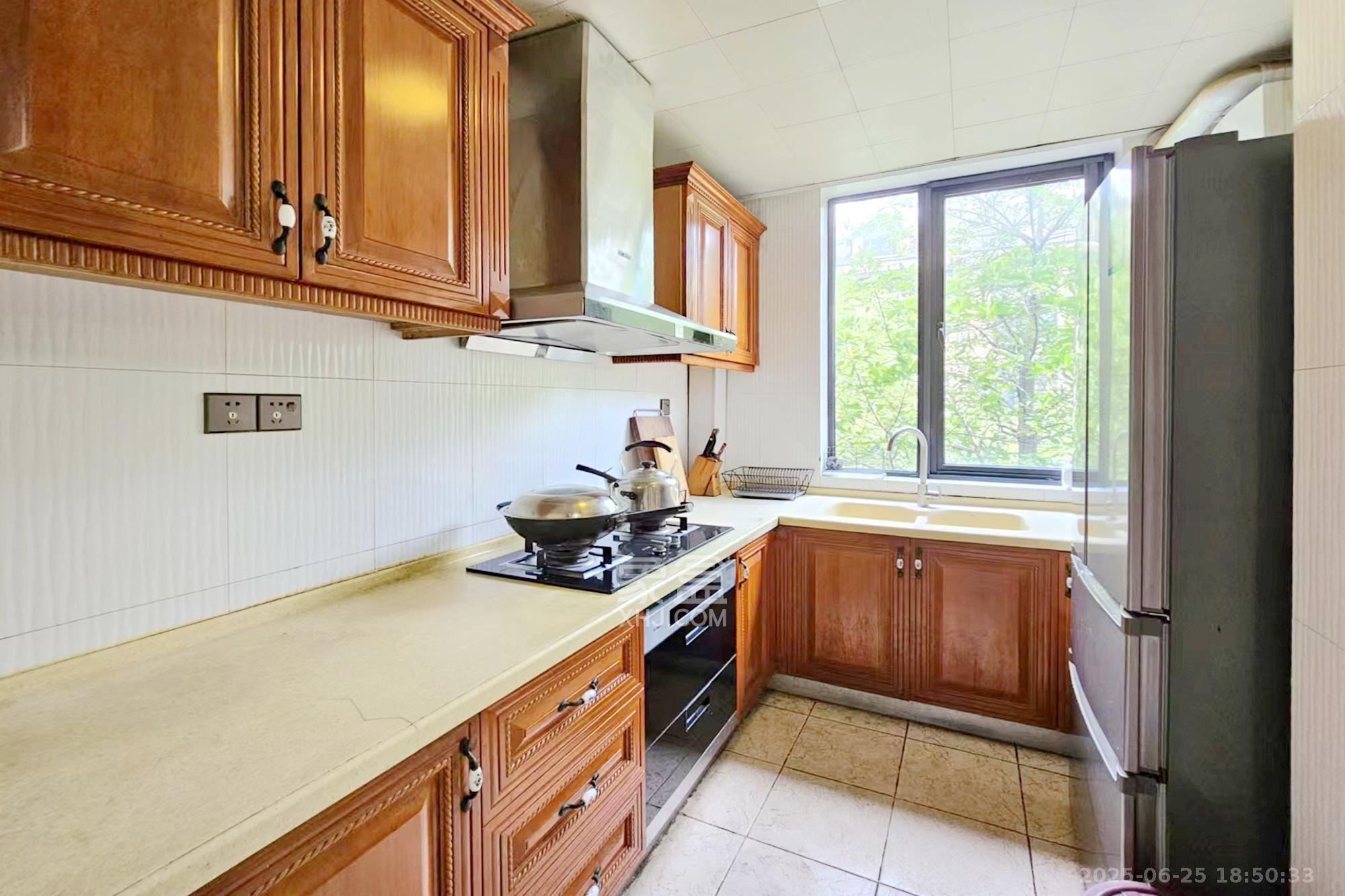 绿城桂花城  4室2厅2卫    190.0万 绿城桂花城  4室2厅2卫    190.0万厨房