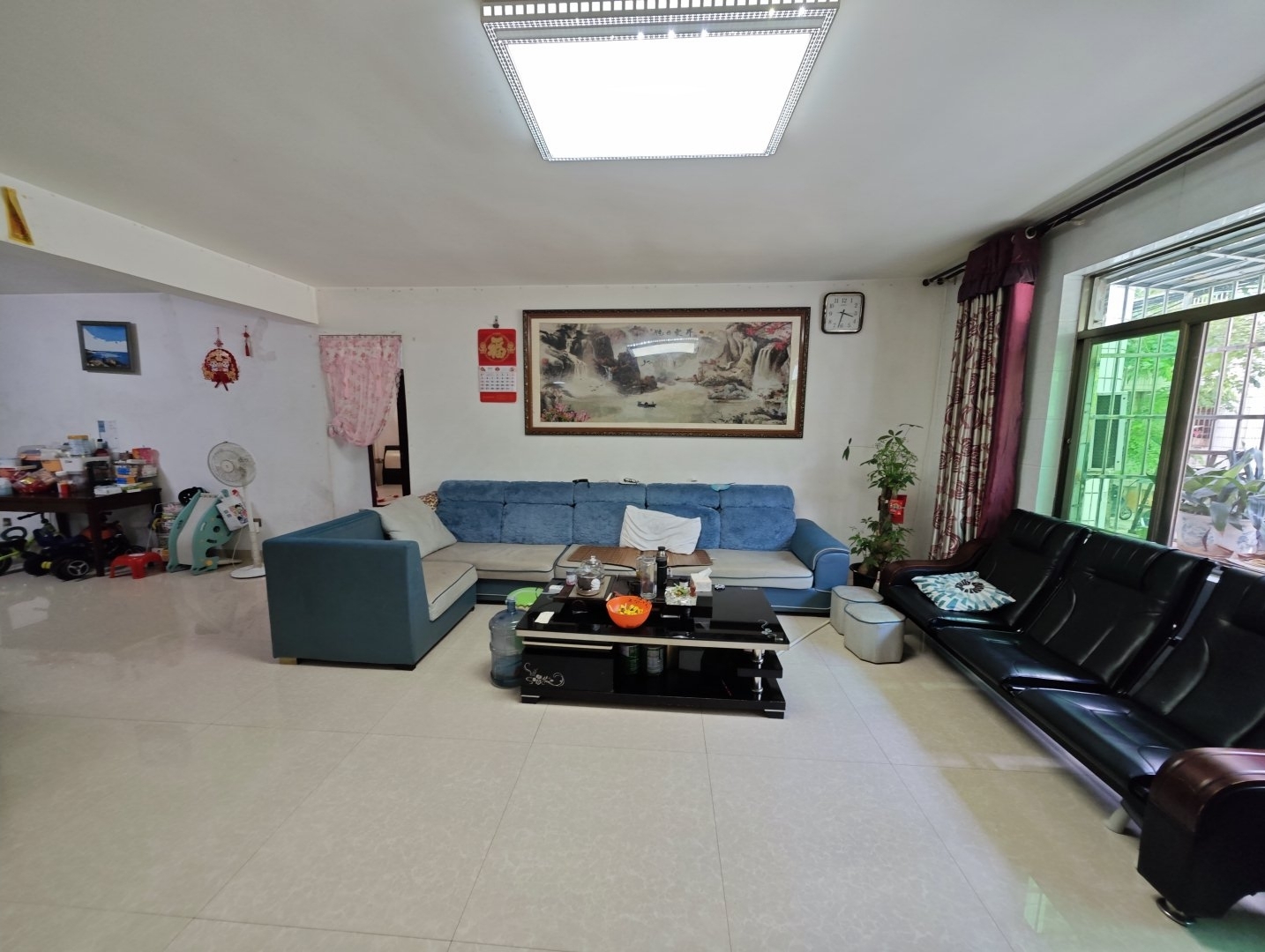 裕通花园 4室2厅2卫 150.0万 裕通花园 4室2厅2卫 150.0万客厅