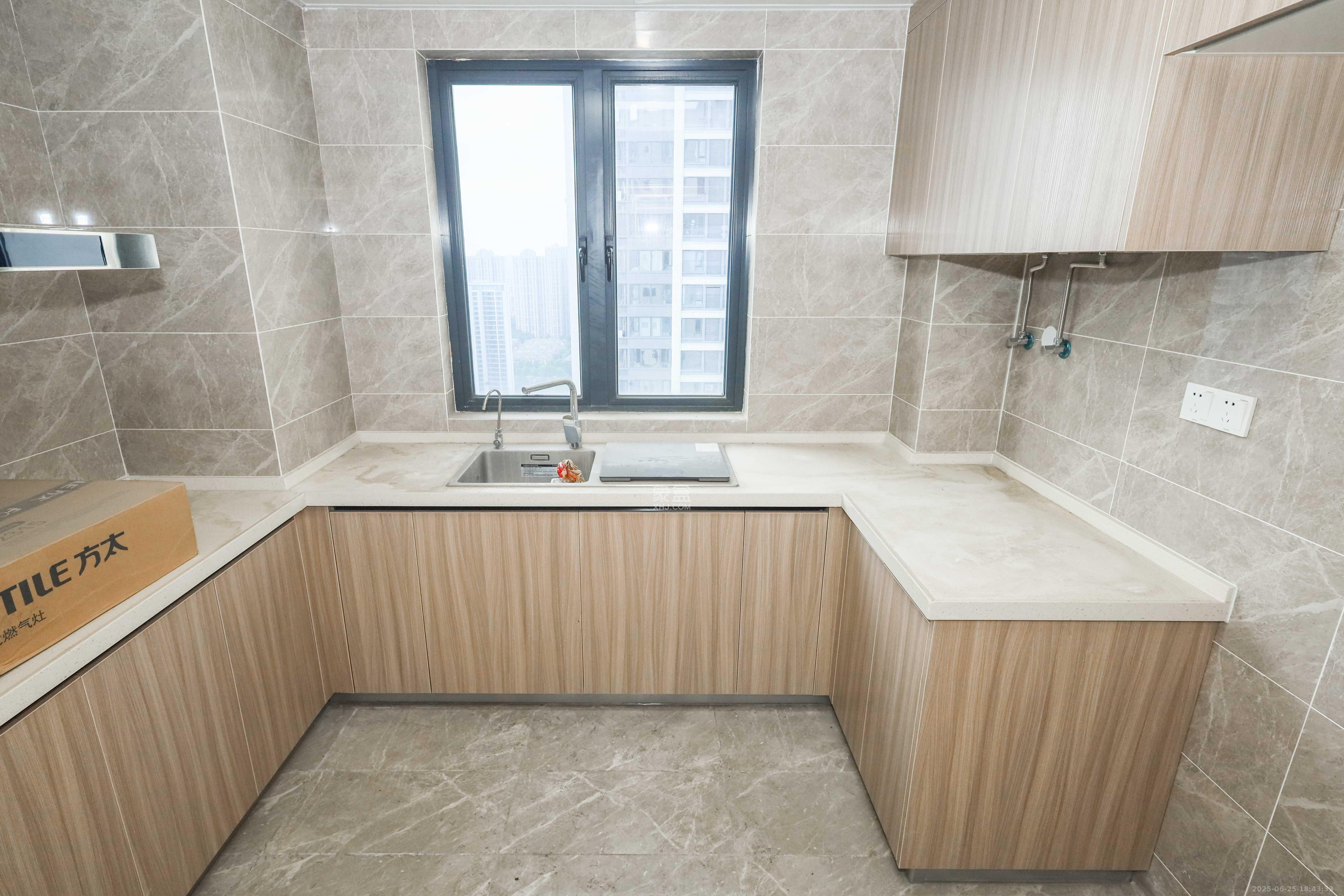 南山梅溪一方  4室2厅2卫    178.0万厨房