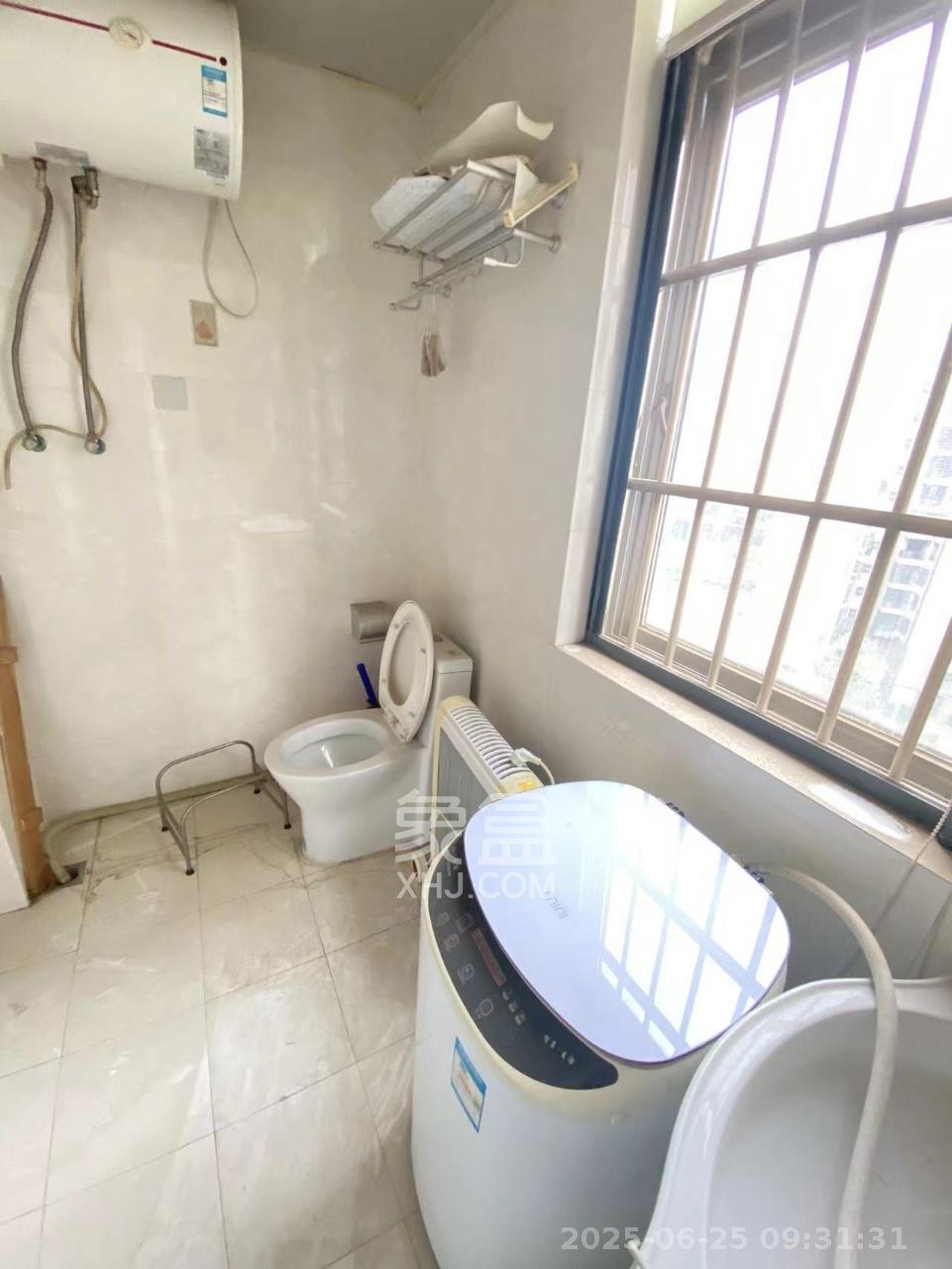 枫华府第 3室2厅2卫 2200.0元/月 枫华府第 3室2厅2卫 2200.0元/月室内图