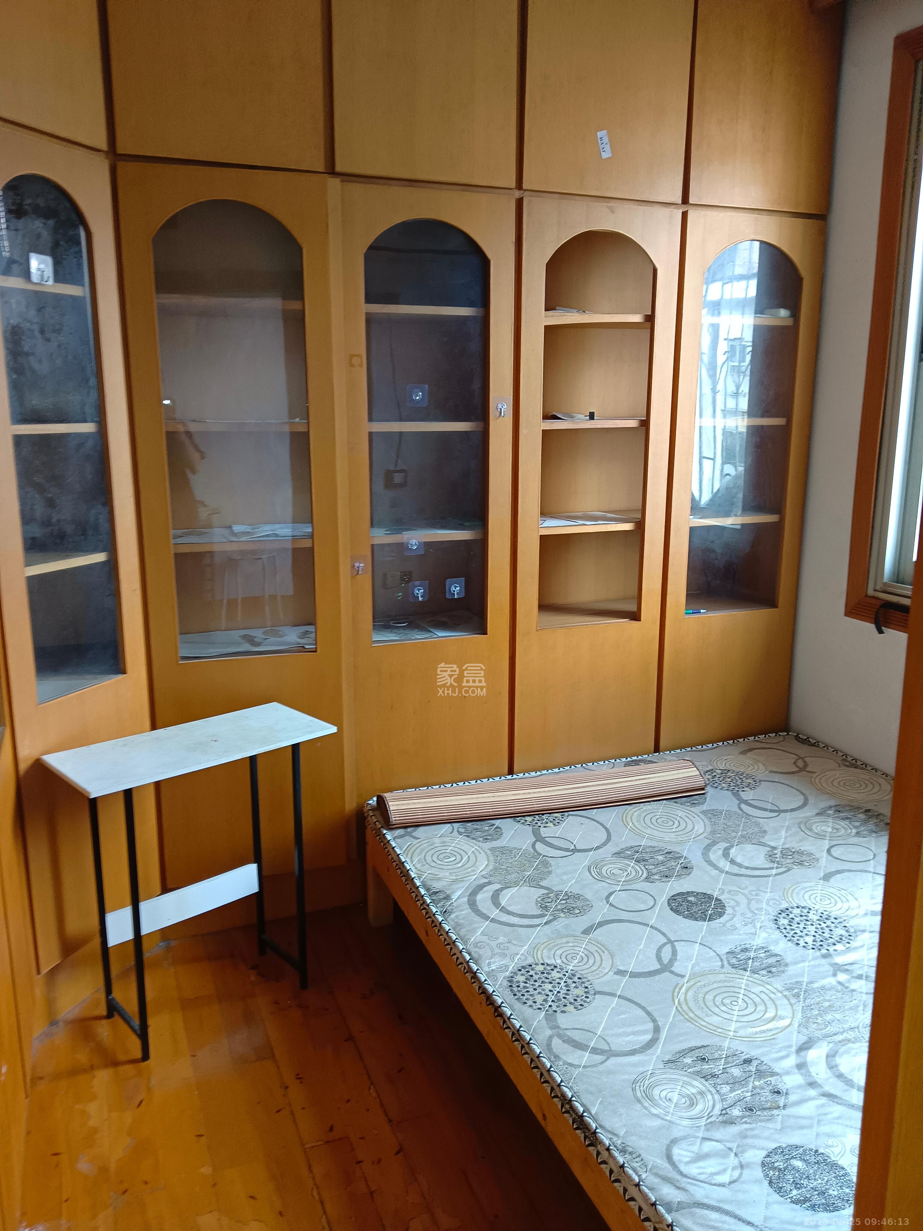 红旗社区  3室1厅1卫   1800.00元/月室内图