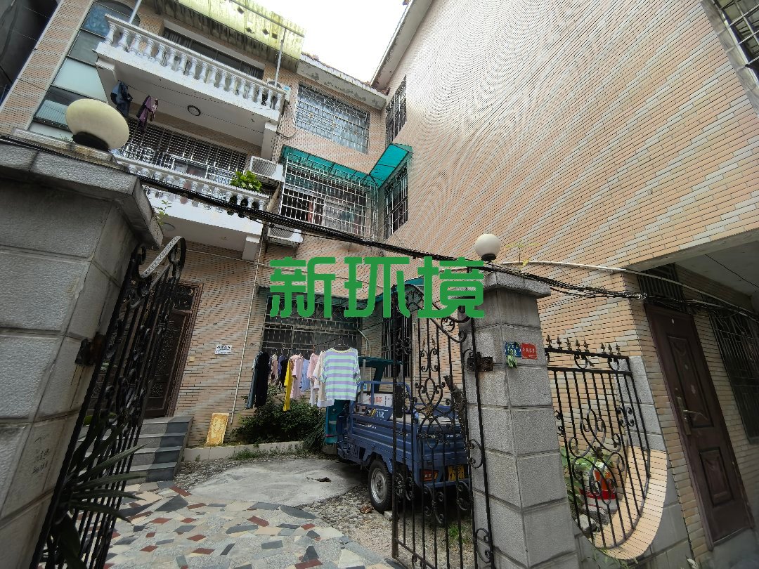 市中心散盘  9室3厅4卫   160.00万客厅